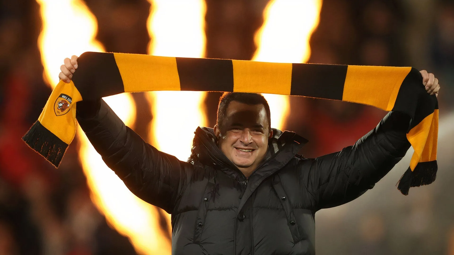 Chủ tịch Acun Ilicali của Hull City, người đang phải đối mặt với những khó khăn tài chính và lệnh cấm chuyển nhượng ảnh hưởng đến triển vọng của CLB tại Giải Hạng Nhất Anh.