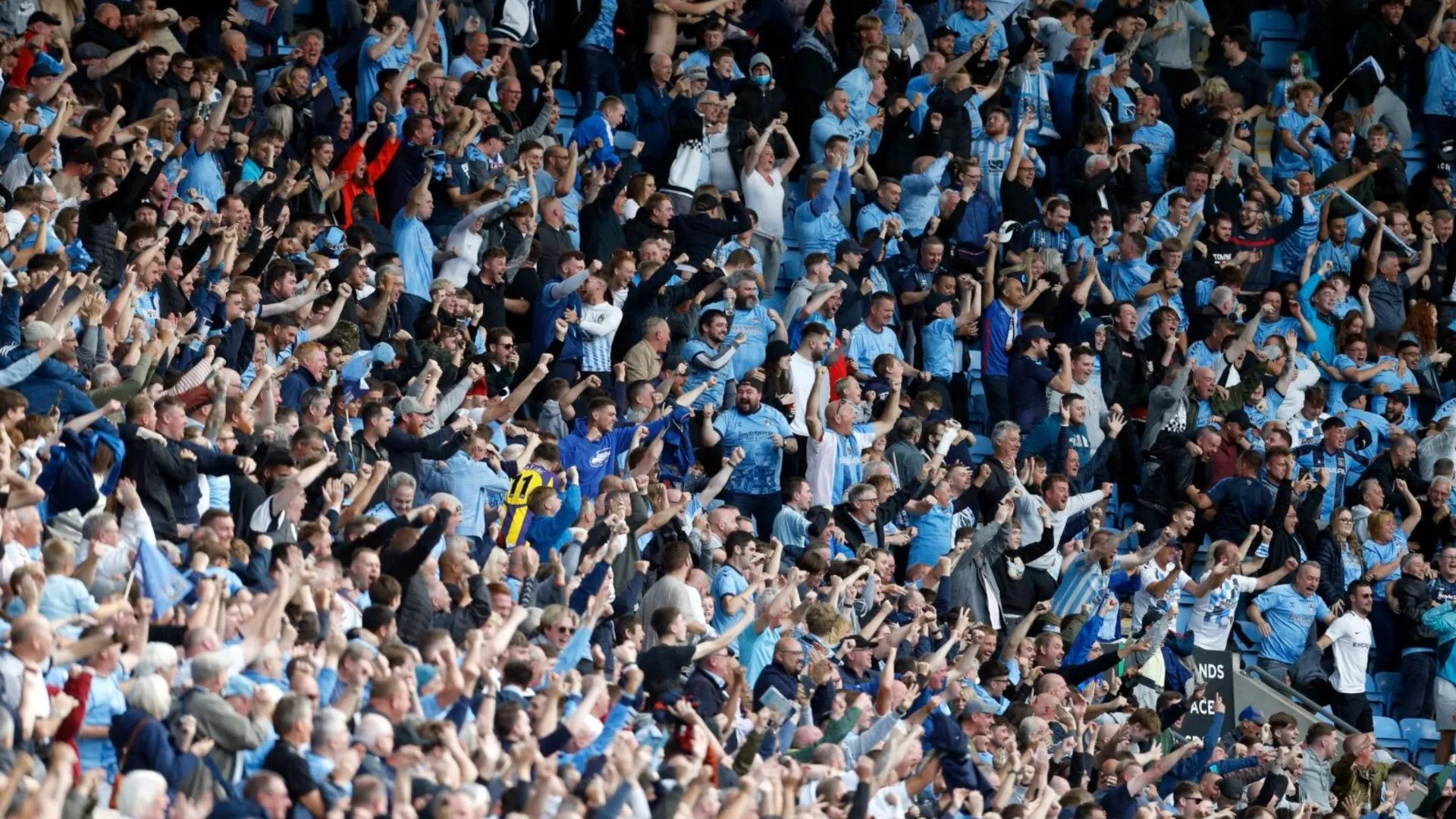 Cổ động viên Coventry City cuồng nhiệt cổ vũ trên khán đài CBS Arena