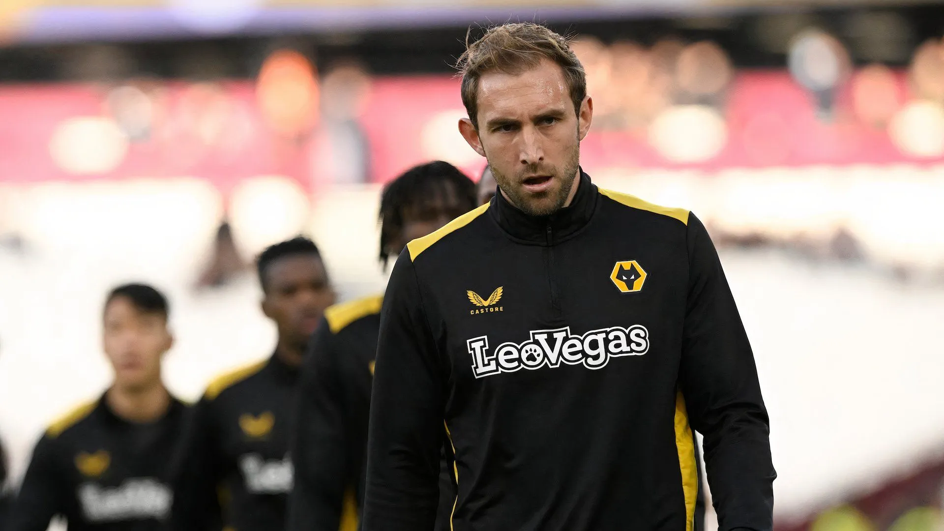 Craig Dawson trong một pha tranh chấp trên không