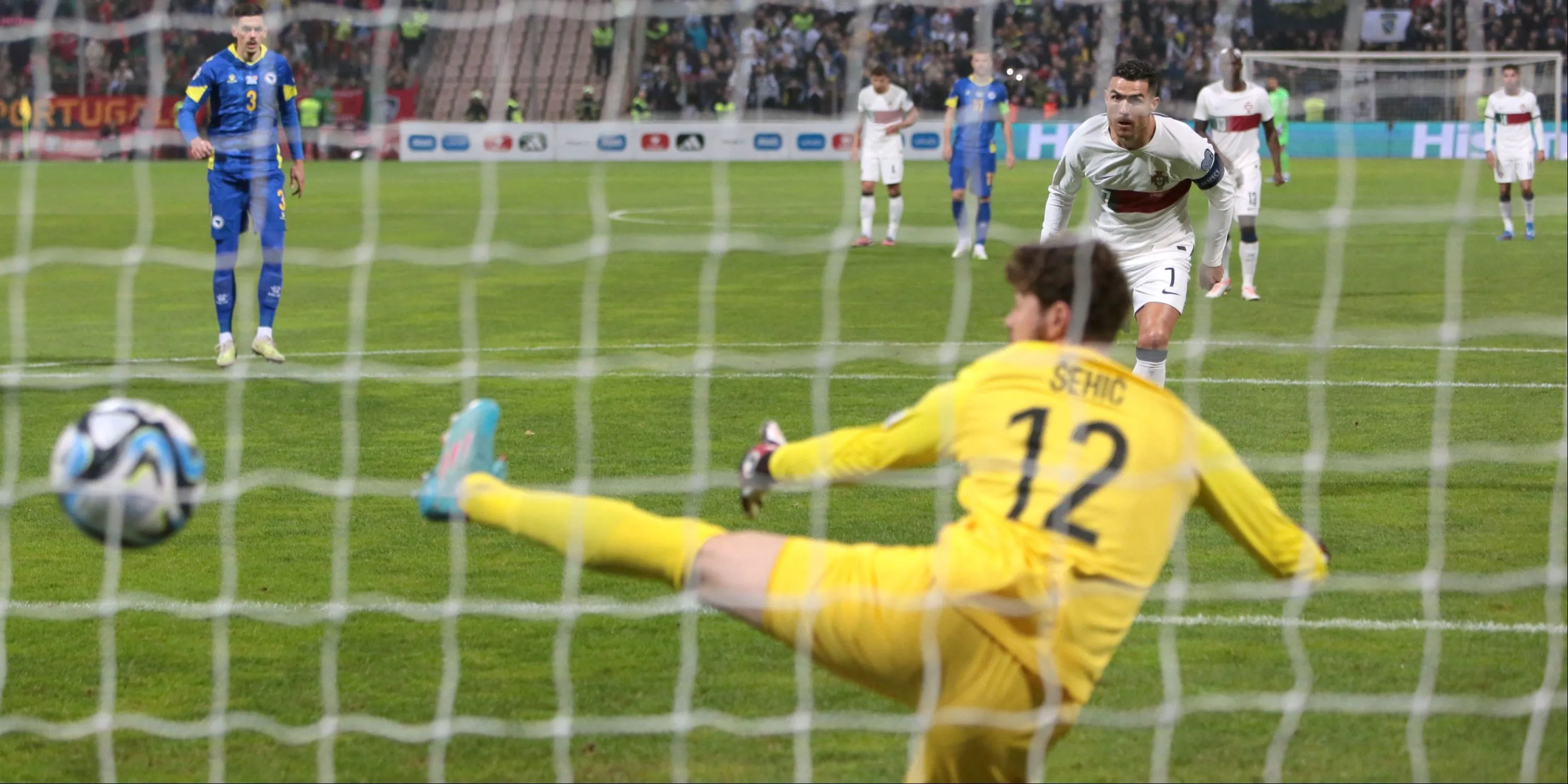 Cristiano Ronaldo ghi bàn từ chấm phạt đền cho đội tuyển Bồ Đào Nha