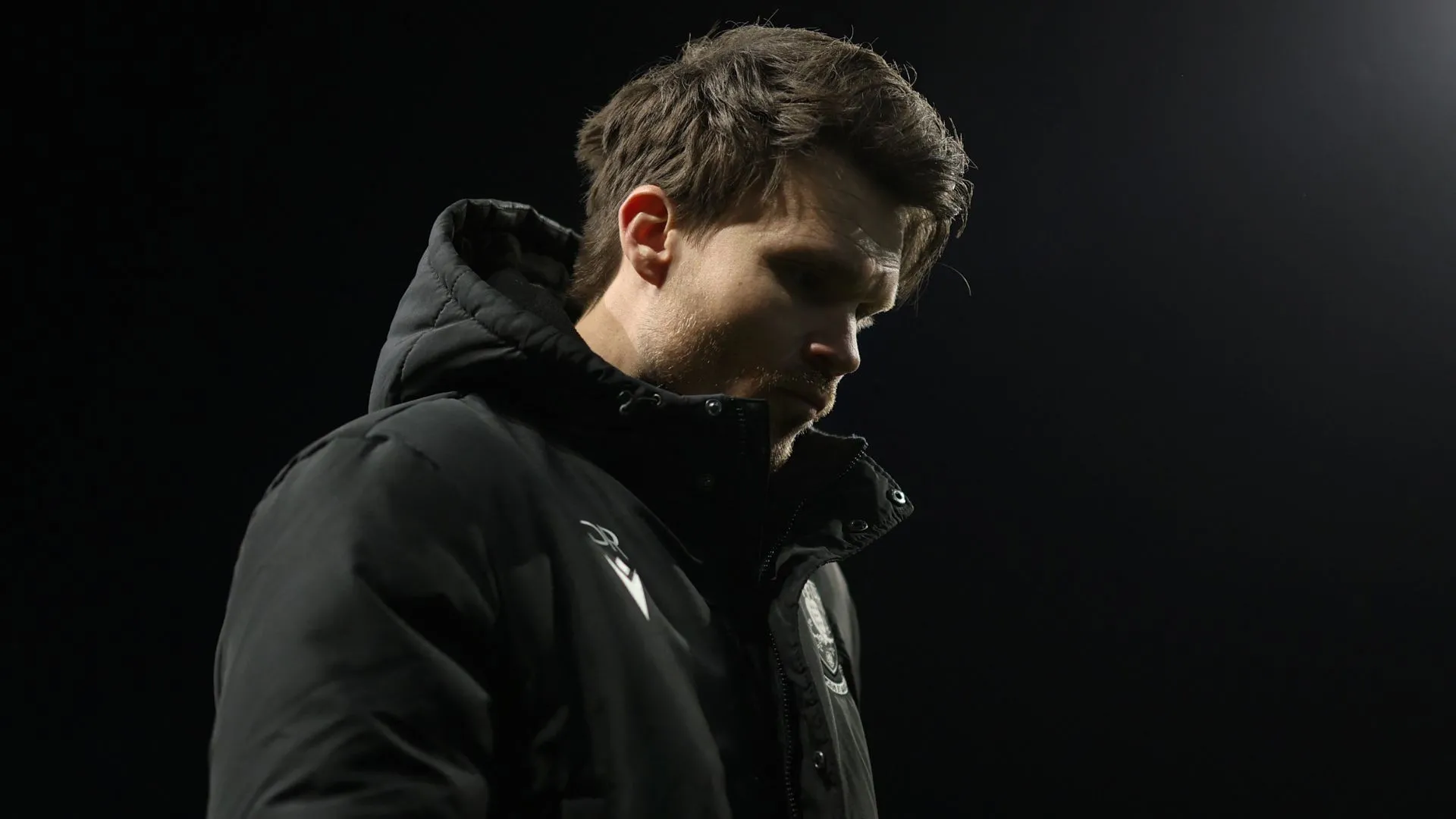 Danny Rohl đứng trên sân, thể hiện sự lo lắng trước những thách thức của Sheffield Wednesday