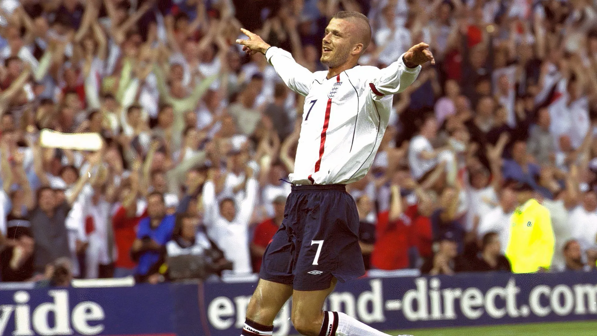 David Beckham, huyền thoại Man Utd, ghi bàn thắng từ chấm phạt góc trong màu áo Preston North End ở Championship