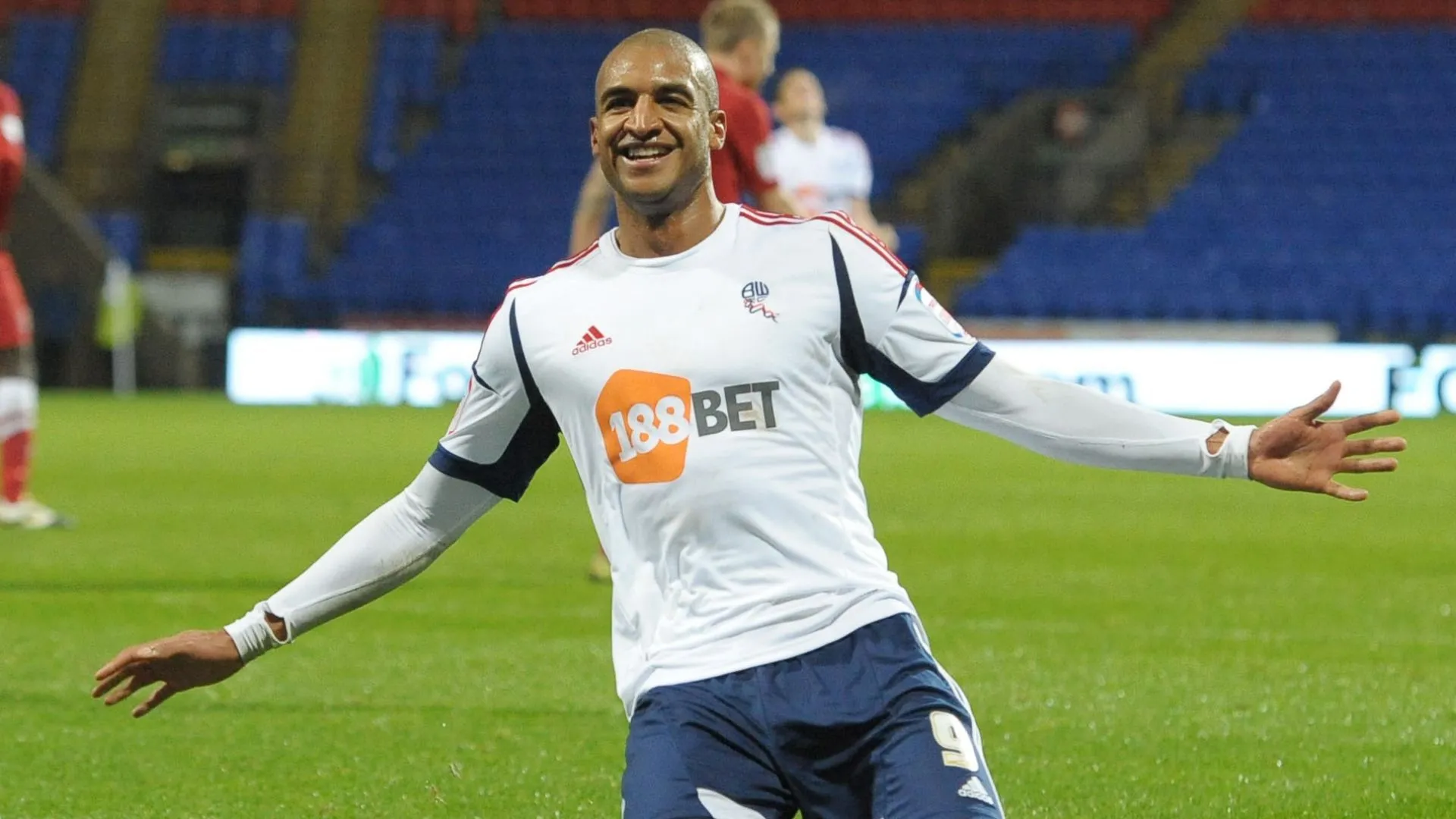 David Ngog, cựu tiền đạo Liverpool và PSG, tiếp tục thi đấu cho Bolton Wanderers tại Championship sau khi xuống hạng