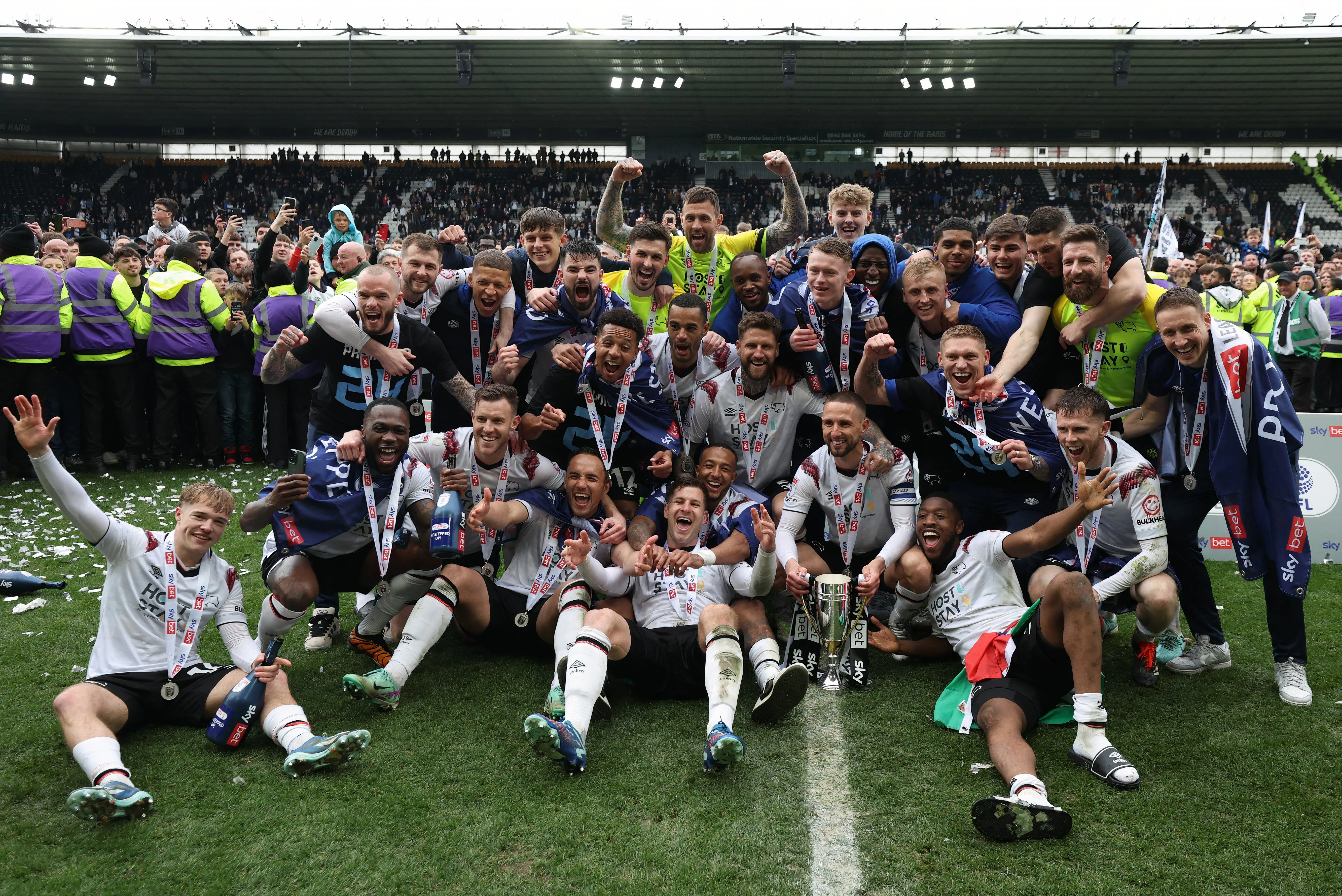 Đội bóng Derby County ăn mừng sau khi giành quyền thăng hạng từ League One vào năm 2024