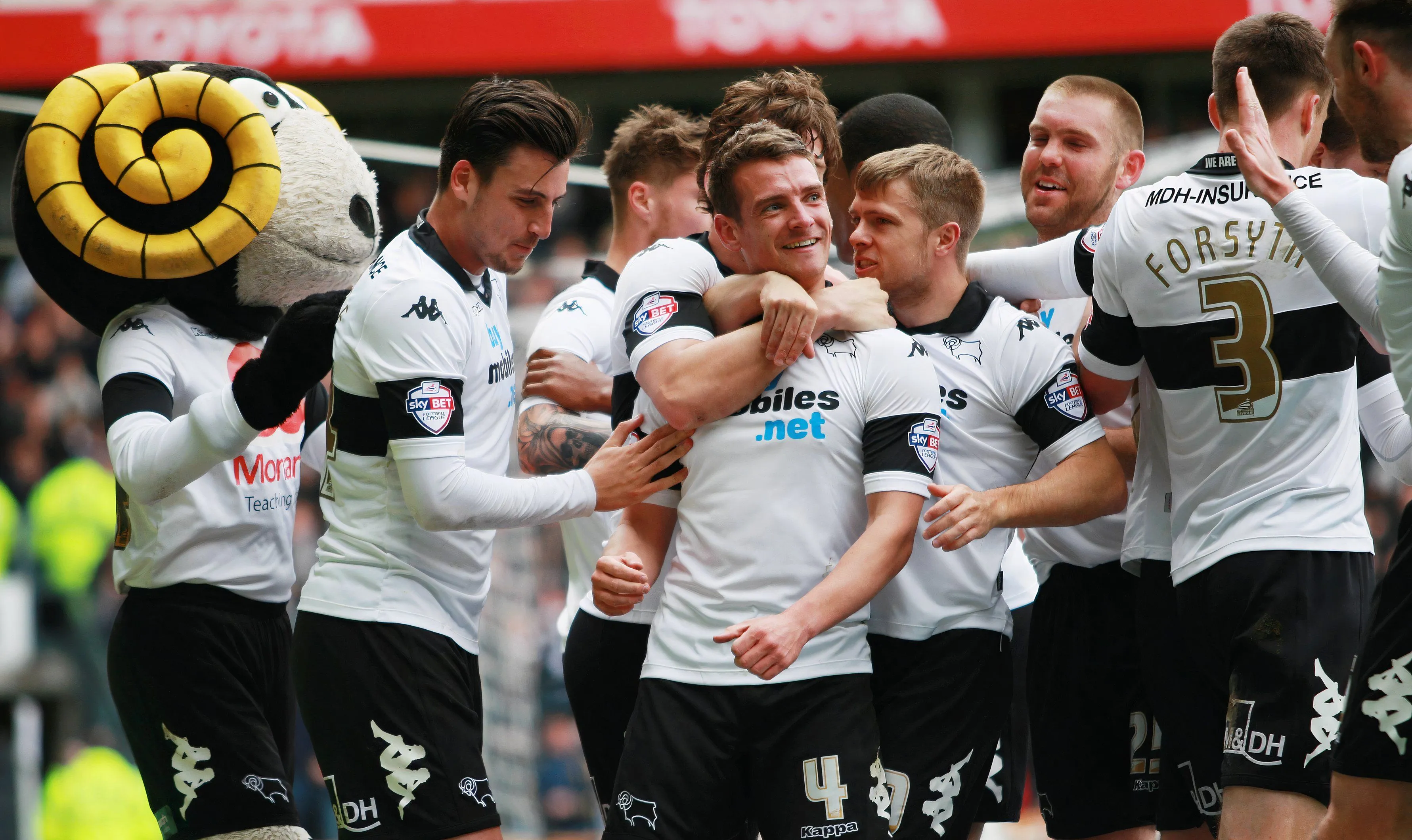 Đội hình Derby County ăn mừng bàn thắng của Craig Bryson trong trận derby Đông Midlands