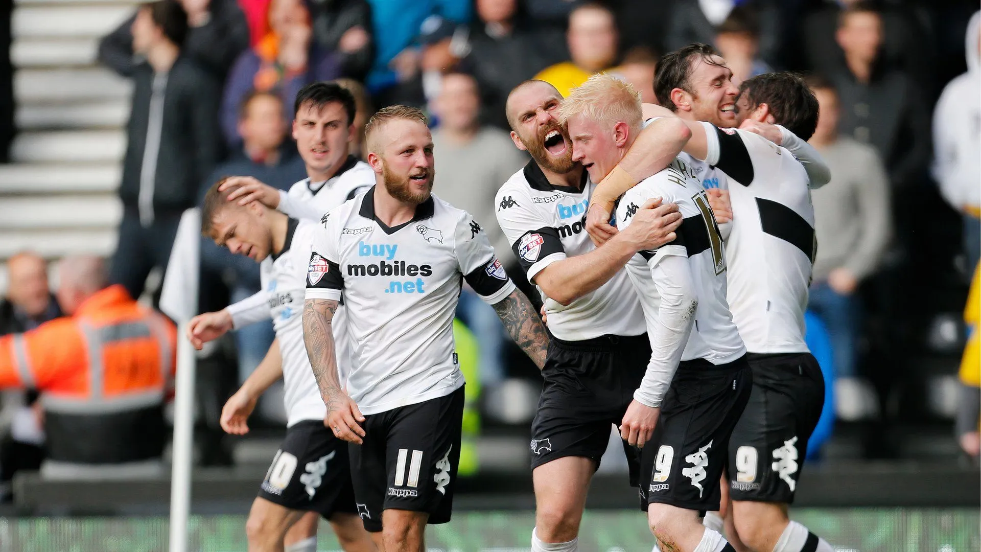 Đội hình Derby County ăn mừng cùng Will Hughes