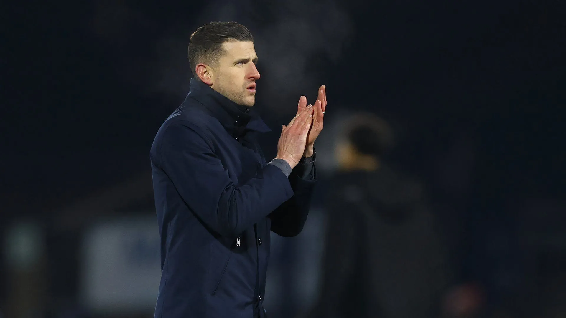 Huấn luyện viên John Mousinho của Portsmouth chỉ đạo trên sân, hy vọng củng cố đội hình với bản hợp đồng John Swift