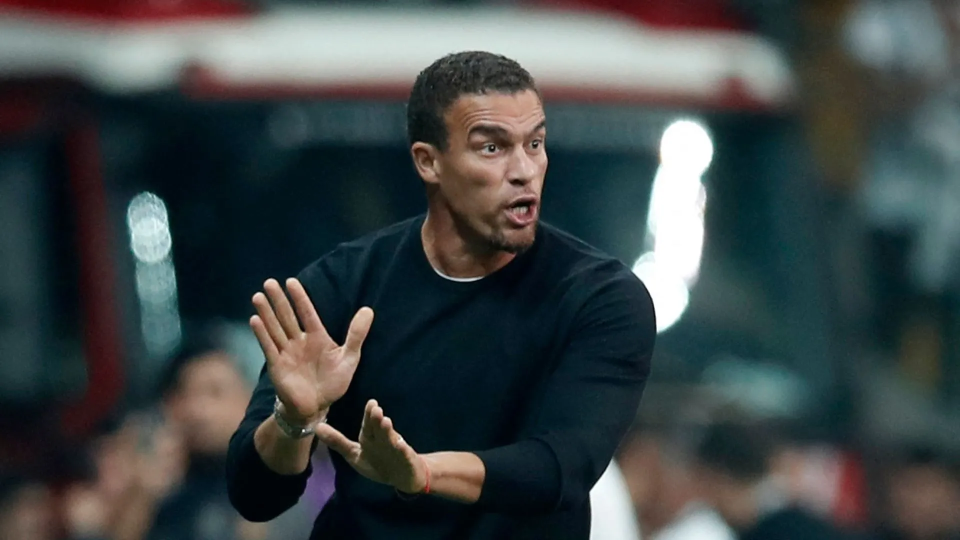 Huấn luyện viên Valerien Ismael của Blackburn Rovers đang đứng trên sân