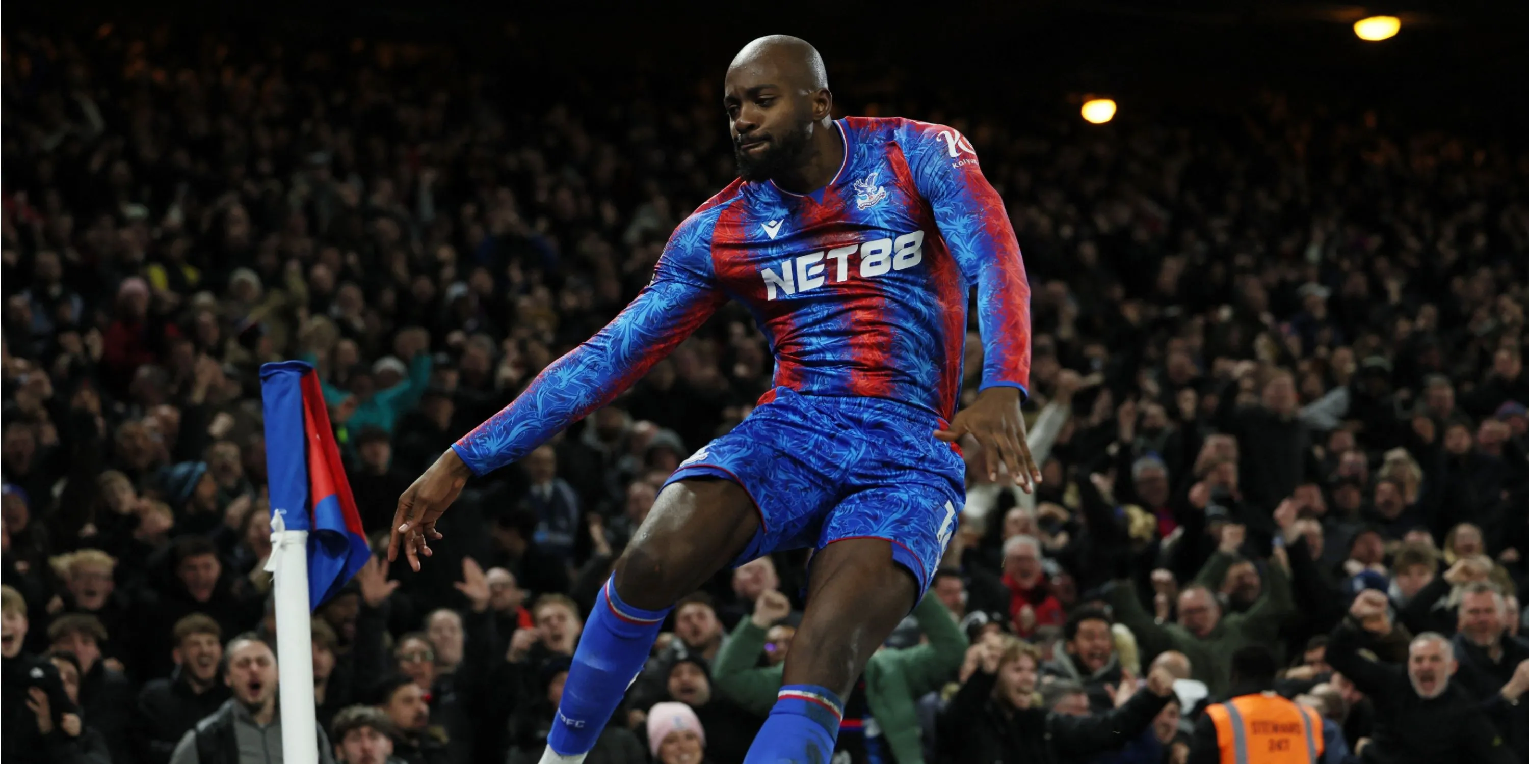 Jean-Philippe Mateta, tiền đạo của Crystal Palace, đang ăn mừng bàn thắng.