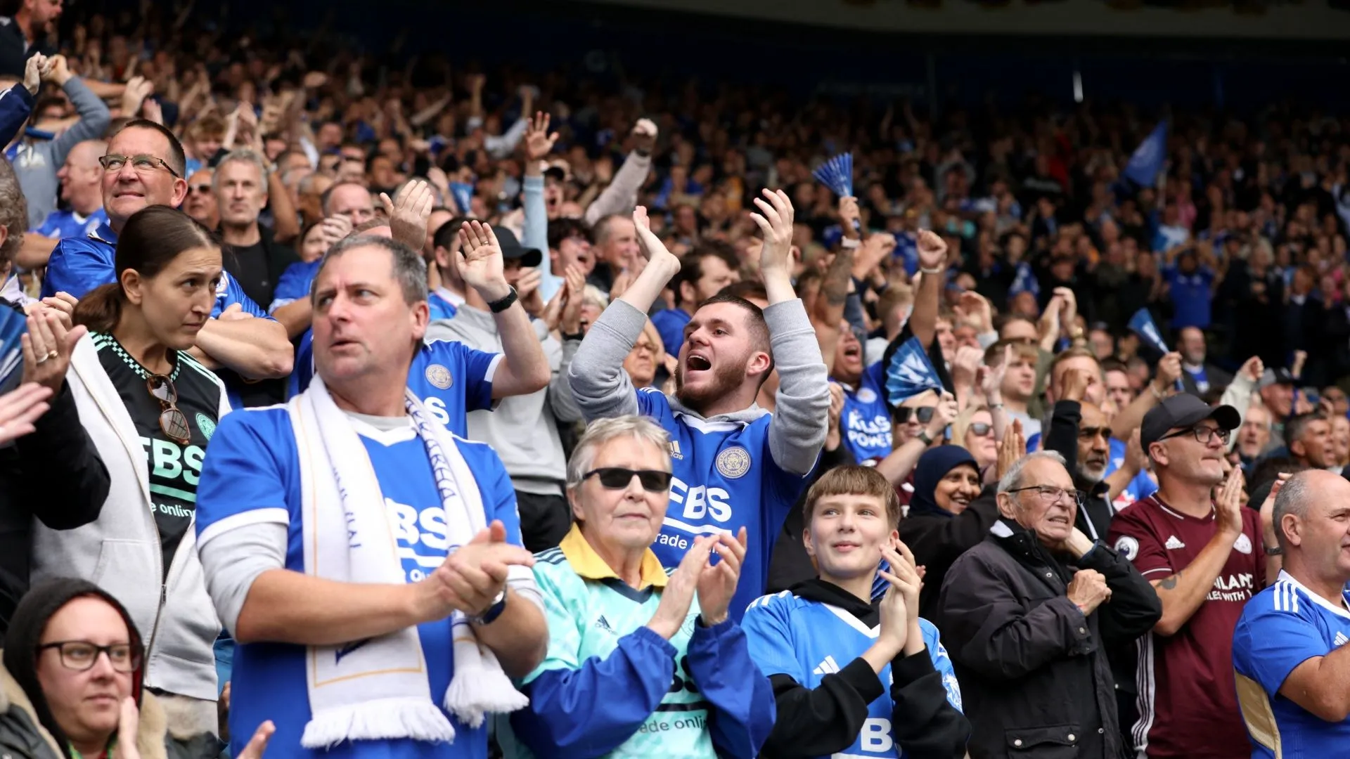 Khán đài King Power Stadium của Leicester City trầm lắng trong một trận đấu