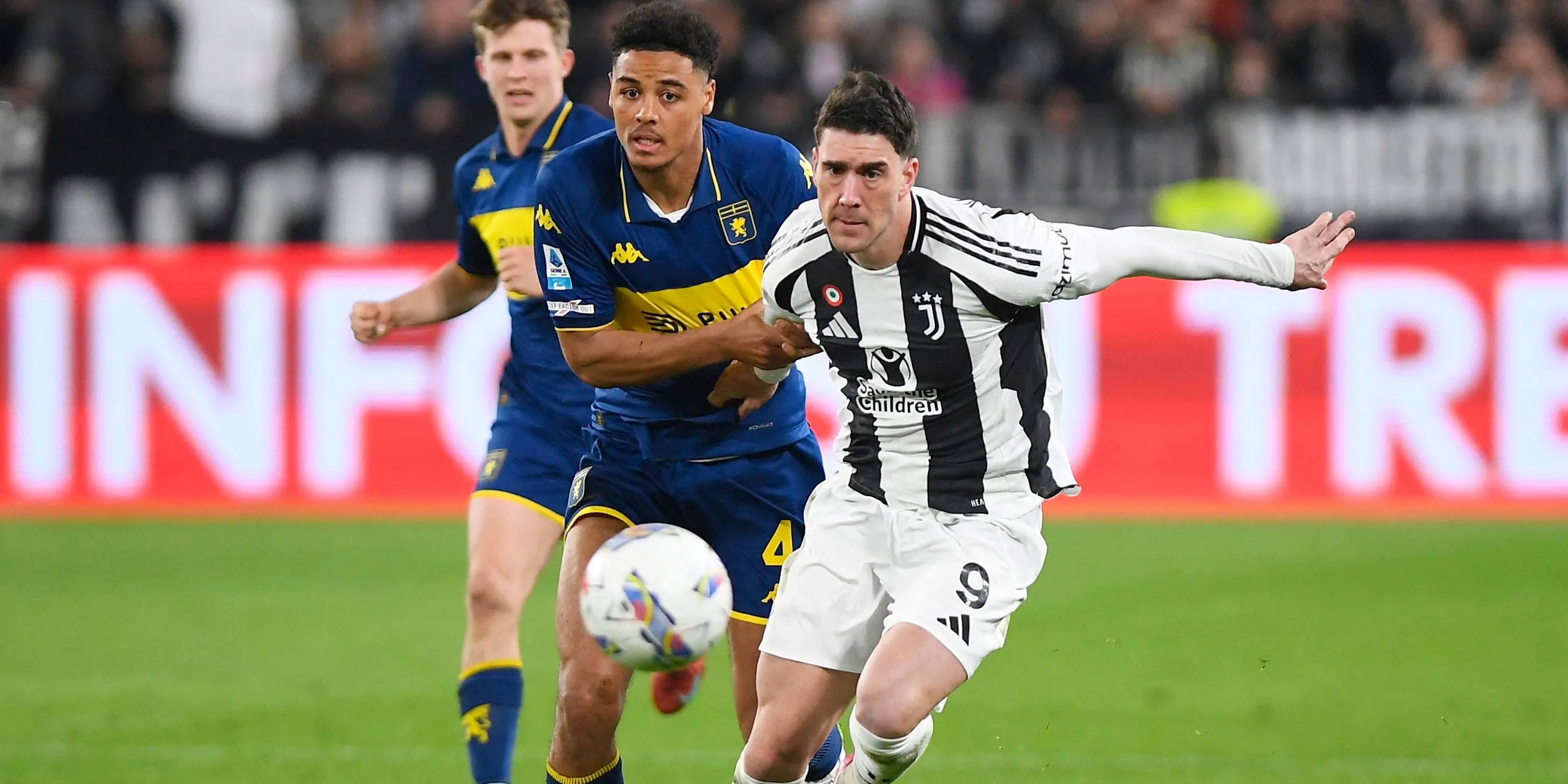 Koni de Winter (Genoa) thi đấu trên sân, thu hút sự chú ý từ Inter và Tottenham