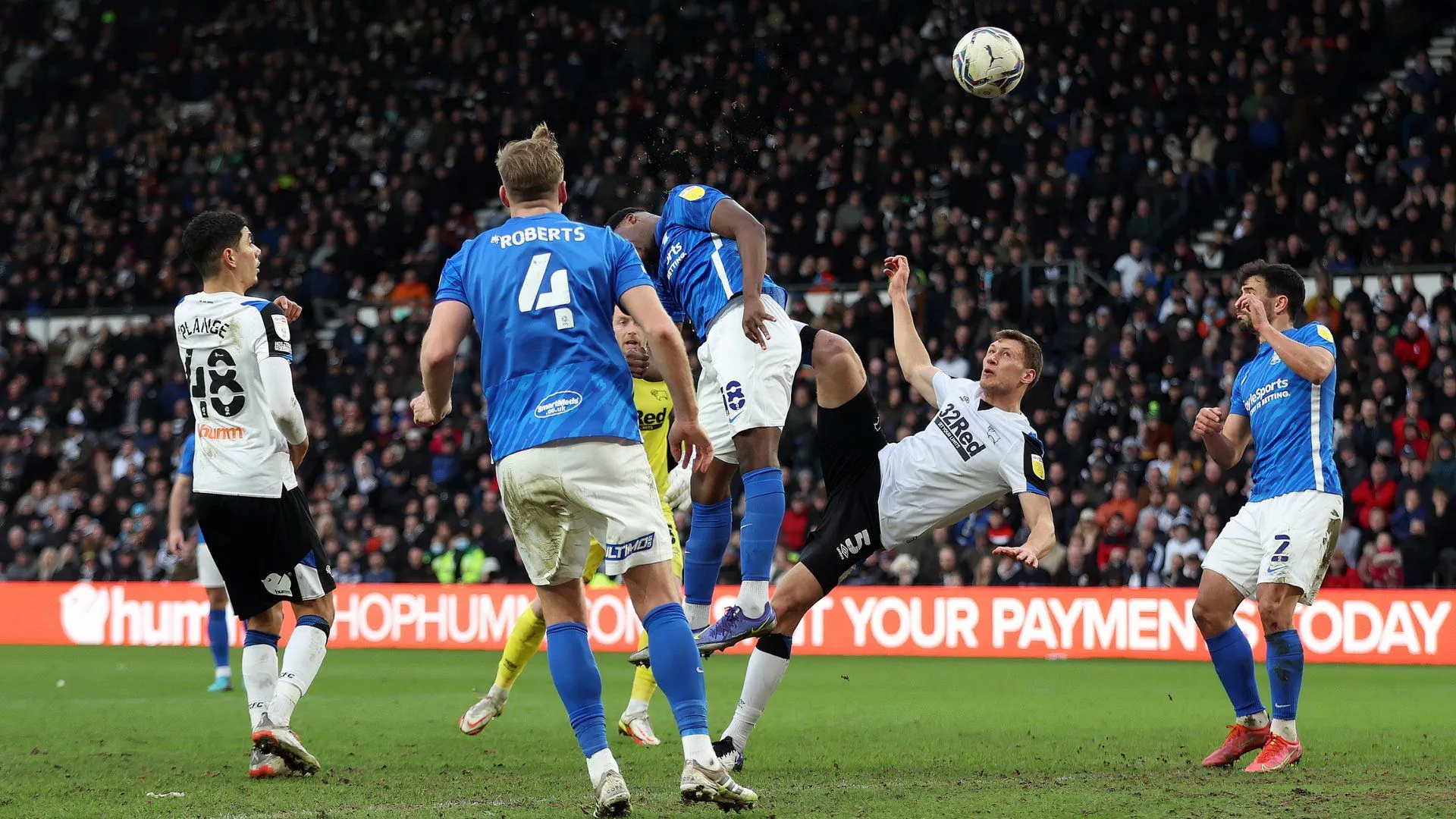 Krystian Bielik, cầu thủ của Derby County, sau khi ghi bàn thắng quan trọng