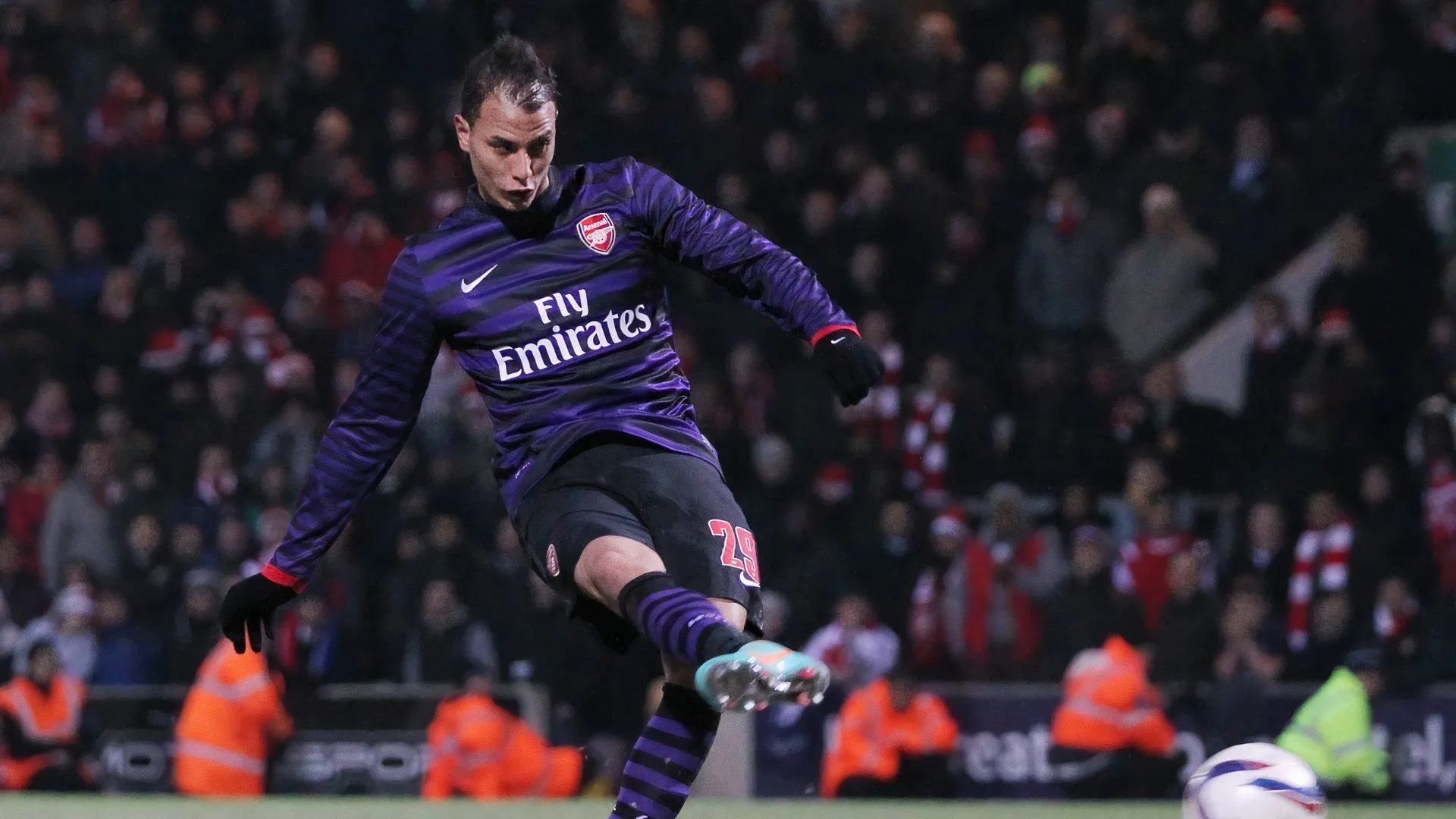 Marouane Chamakh, cựu tiền đạo Arsenal, có thời gian ngắn thi đấu cho Cardiff City ở Giải hạng Nhất Anh