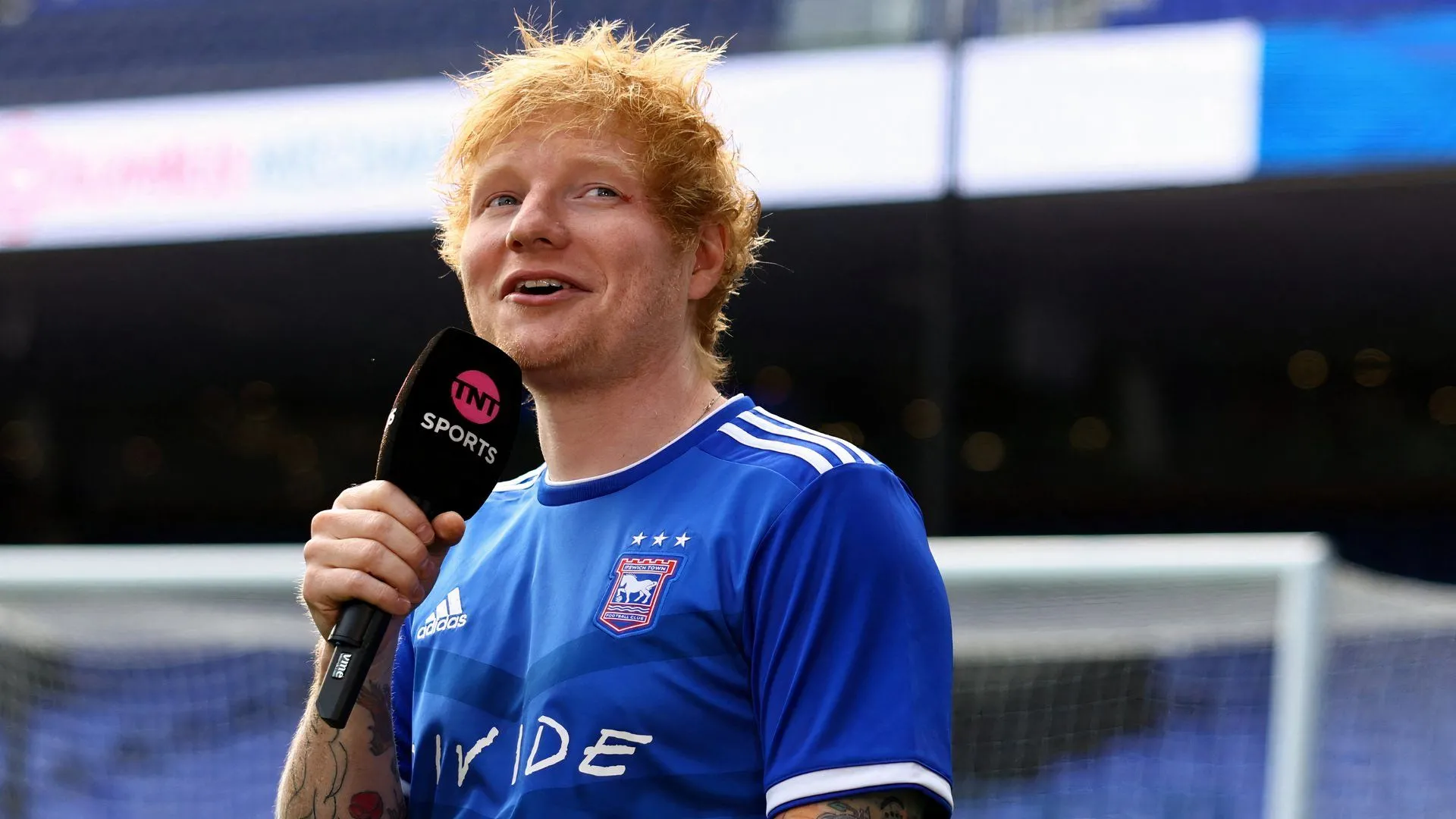 Ngôi sao âm nhạc toàn cầu Ed Sheeran, fan cuồng nhiệt và nhà đầu tư vào Ipswich Town