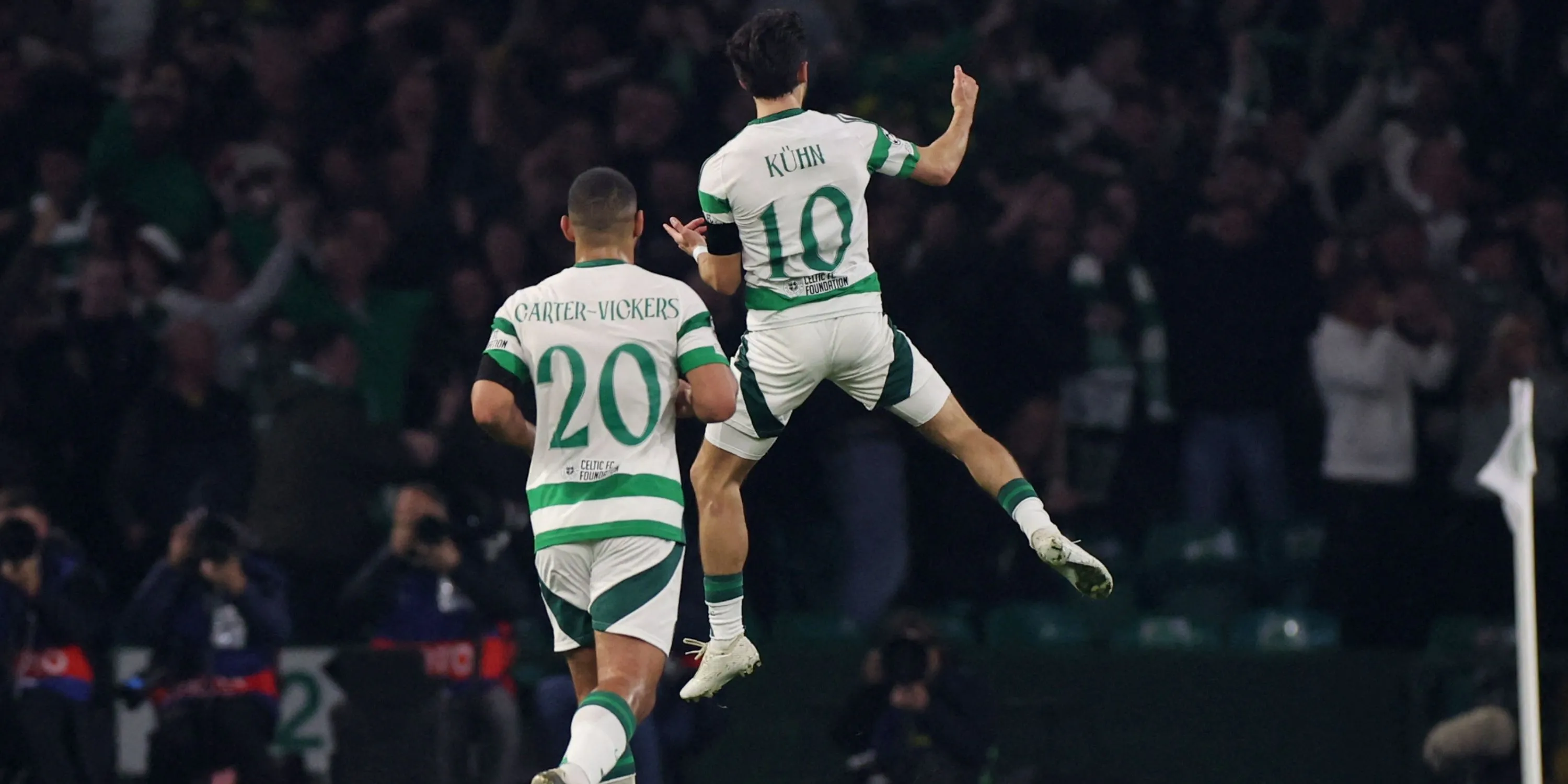 Nicolas Kuhn (phải) và đồng đội tại Celtic trong mùa giải bùng nổ 2024/25