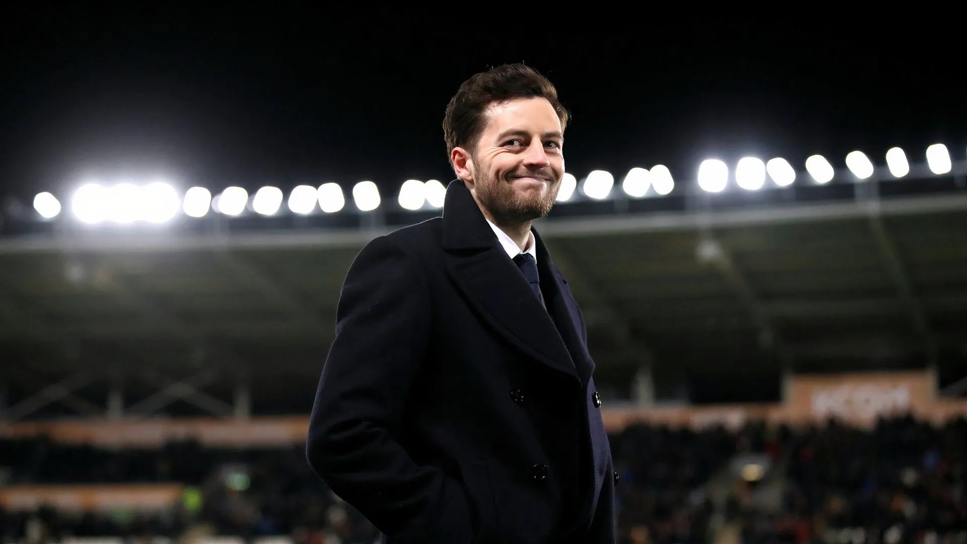 Ryan Mason chỉ đạo chiến thuật, đặt niềm tin vào các tân binh phòng ngự như George Campbell tại West Brom.