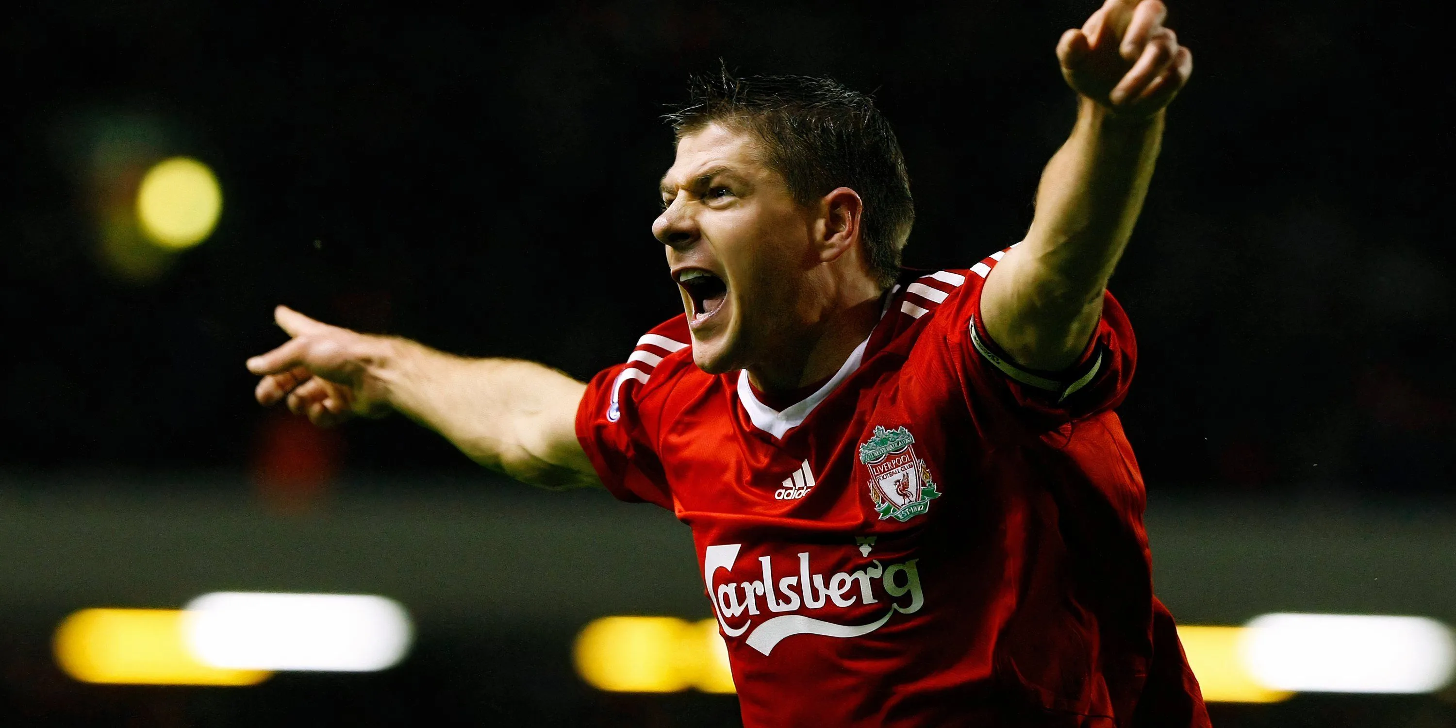 Steven Gerrard ăn mừng một bàn thắng
