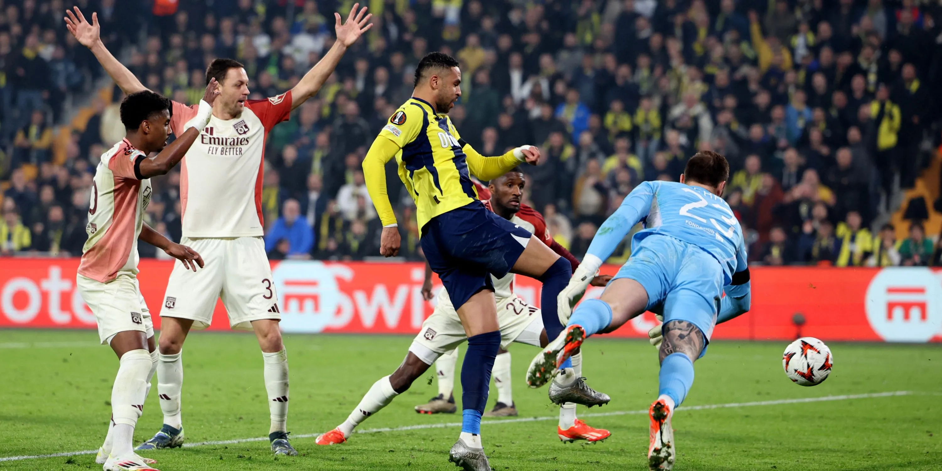 Thủ môn Lucas Perri với trang phục thi đấu của Lyon, được kỳ vọng nối gót Raphinha tại Elland Road