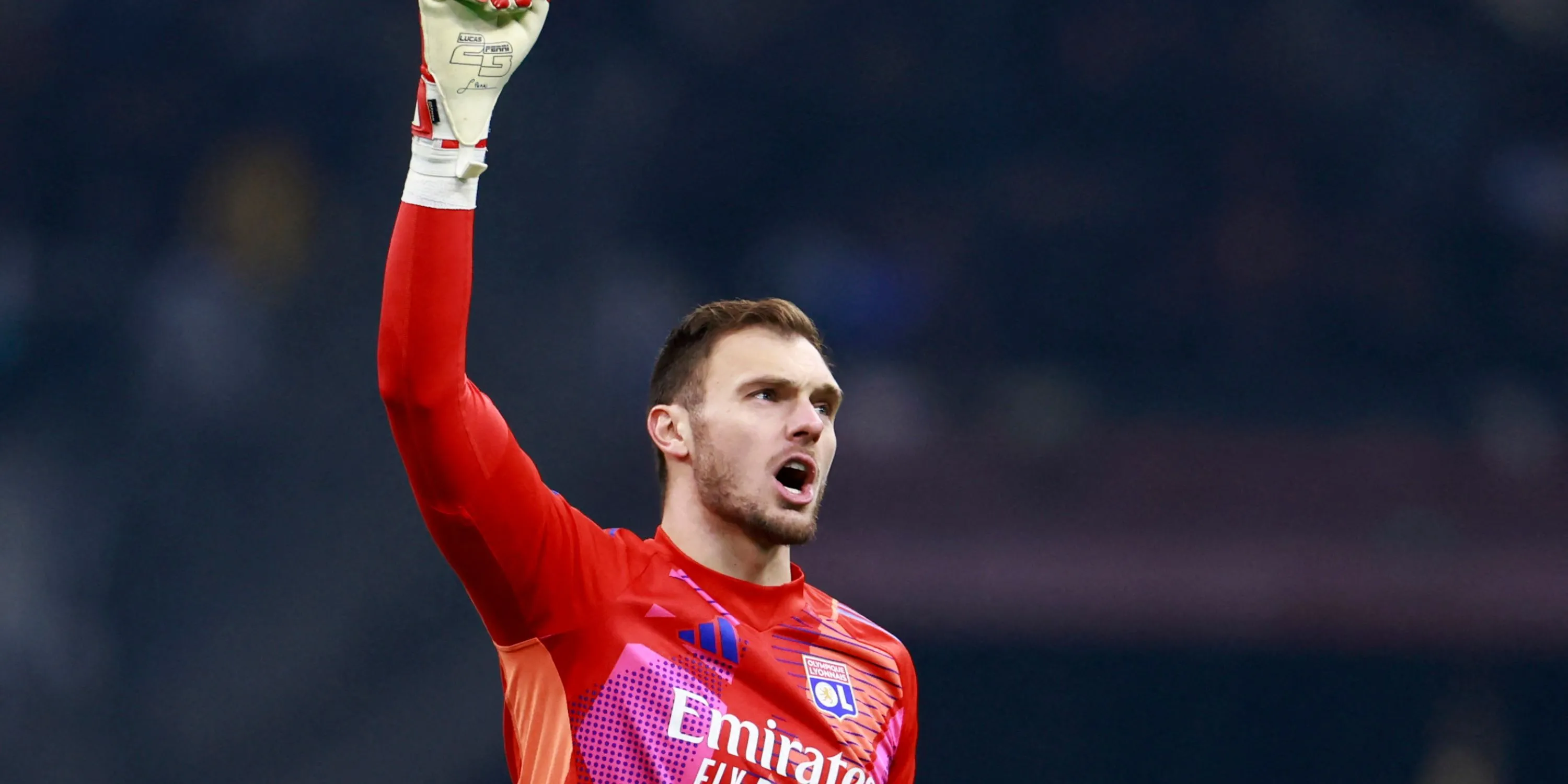 Thủ thành Lucas Perri trong màu áo Lyon, mục tiêu chuyển nhượng hàng đầu của Leeds United