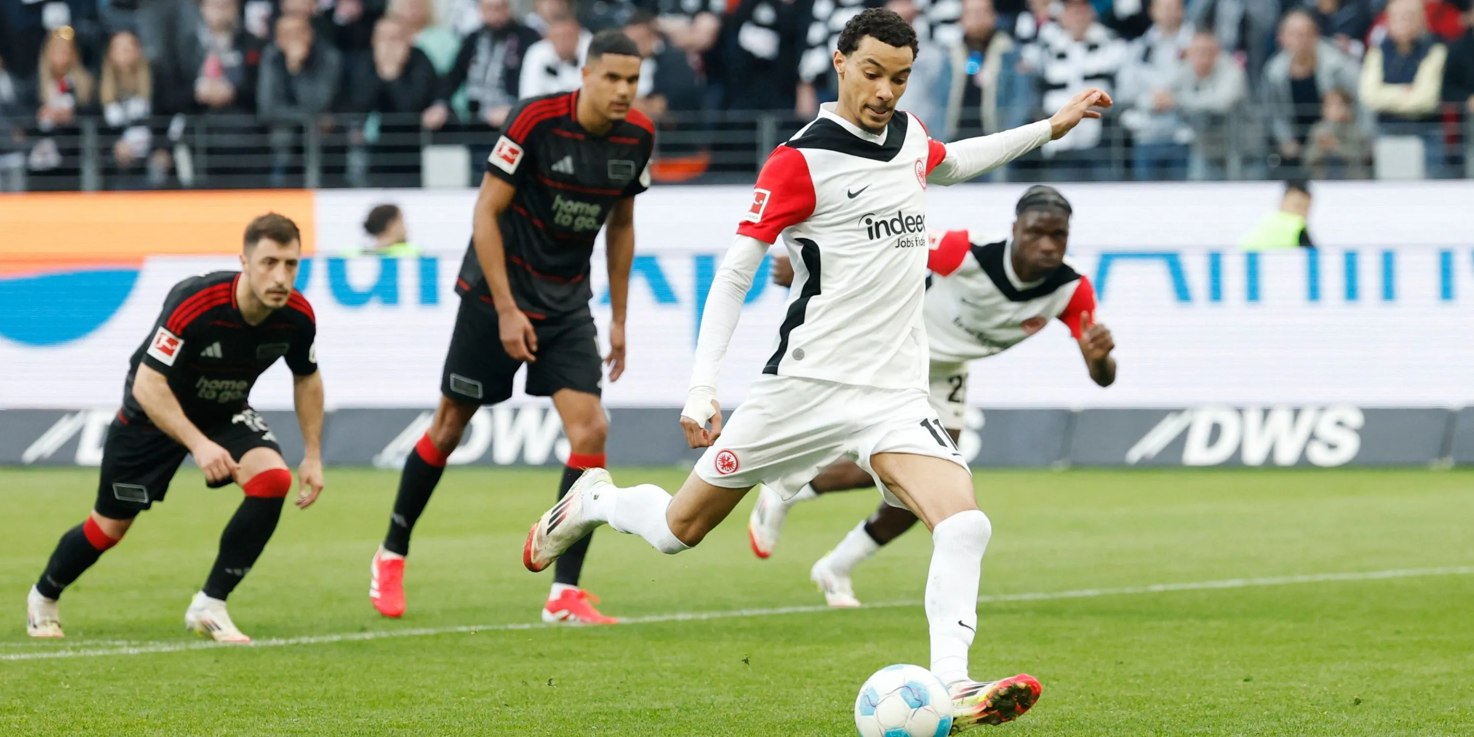 Tiền đạo Hugo Ekitike của Eintracht Frankfurt trong trận đấu.