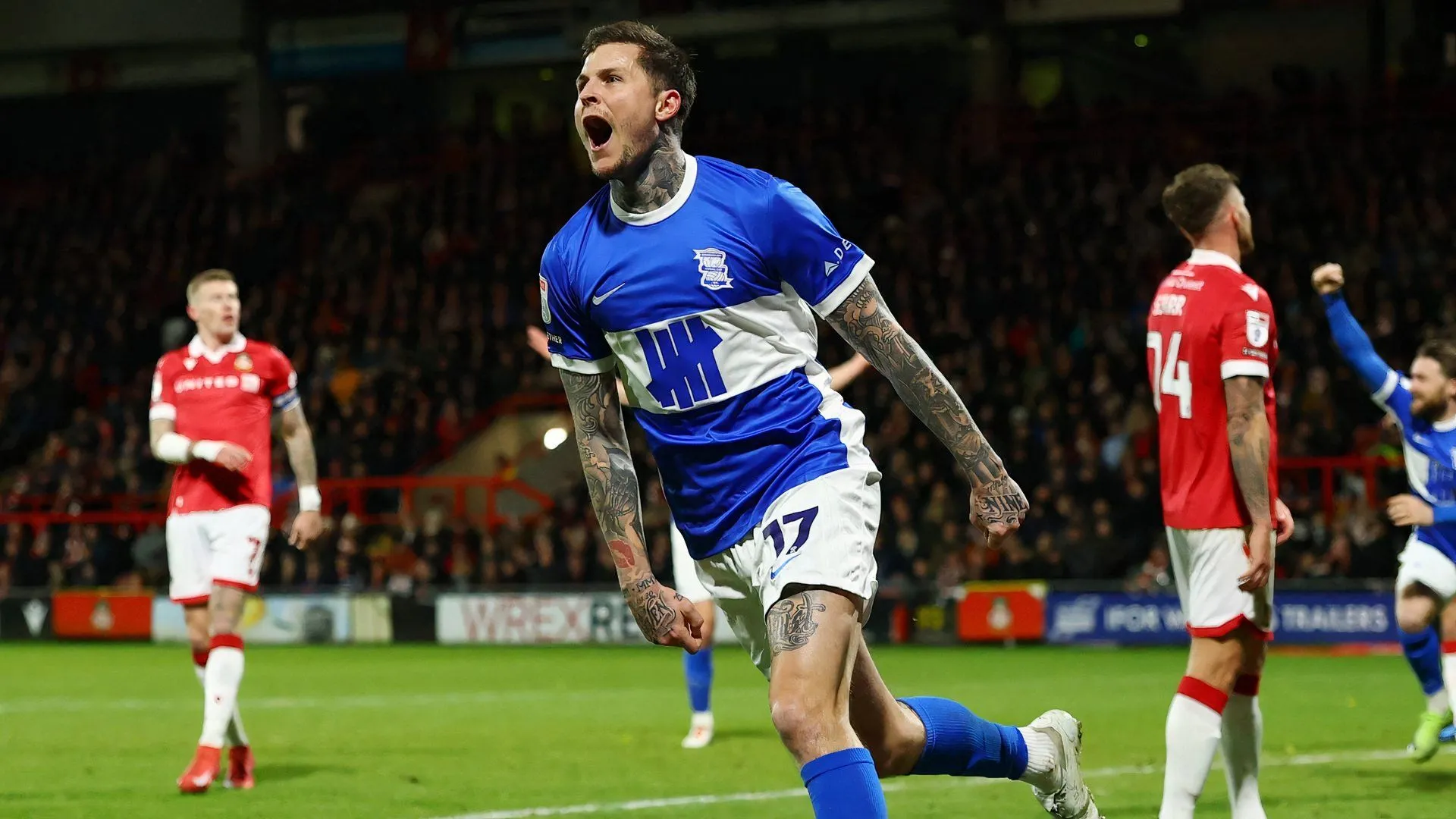 Tiền đạo Lyndon Dykes trong màu áo Birmingham City đối mặt với nguy cơ rời đội bóng.
