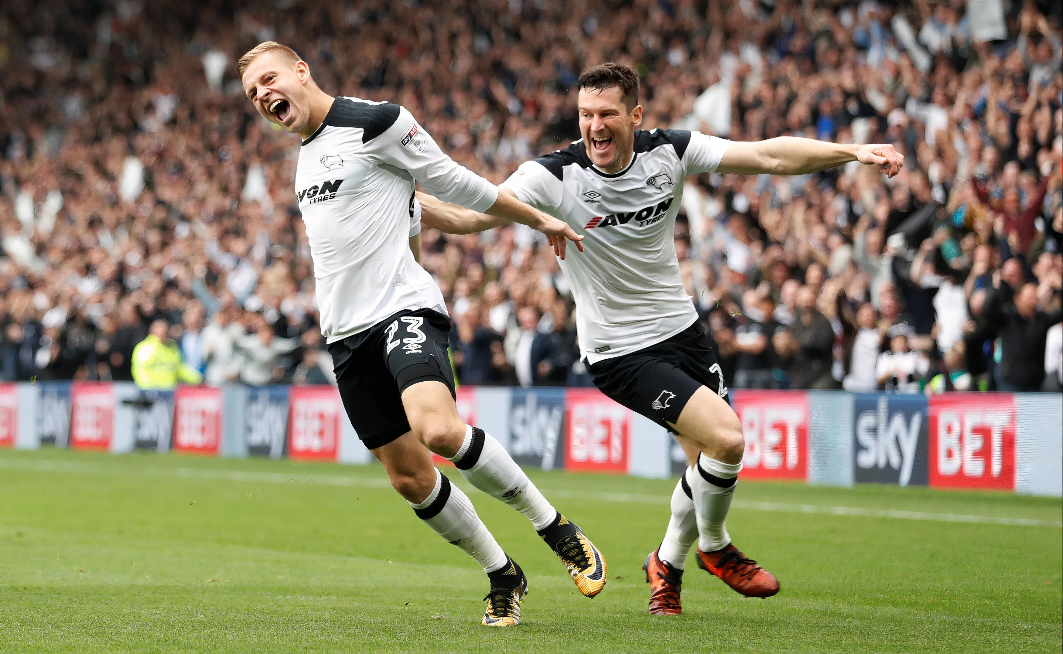 Tiền đạo Matej Vydra của Derby County ăn mừng bàn thắng sớm cùng David Nugent
