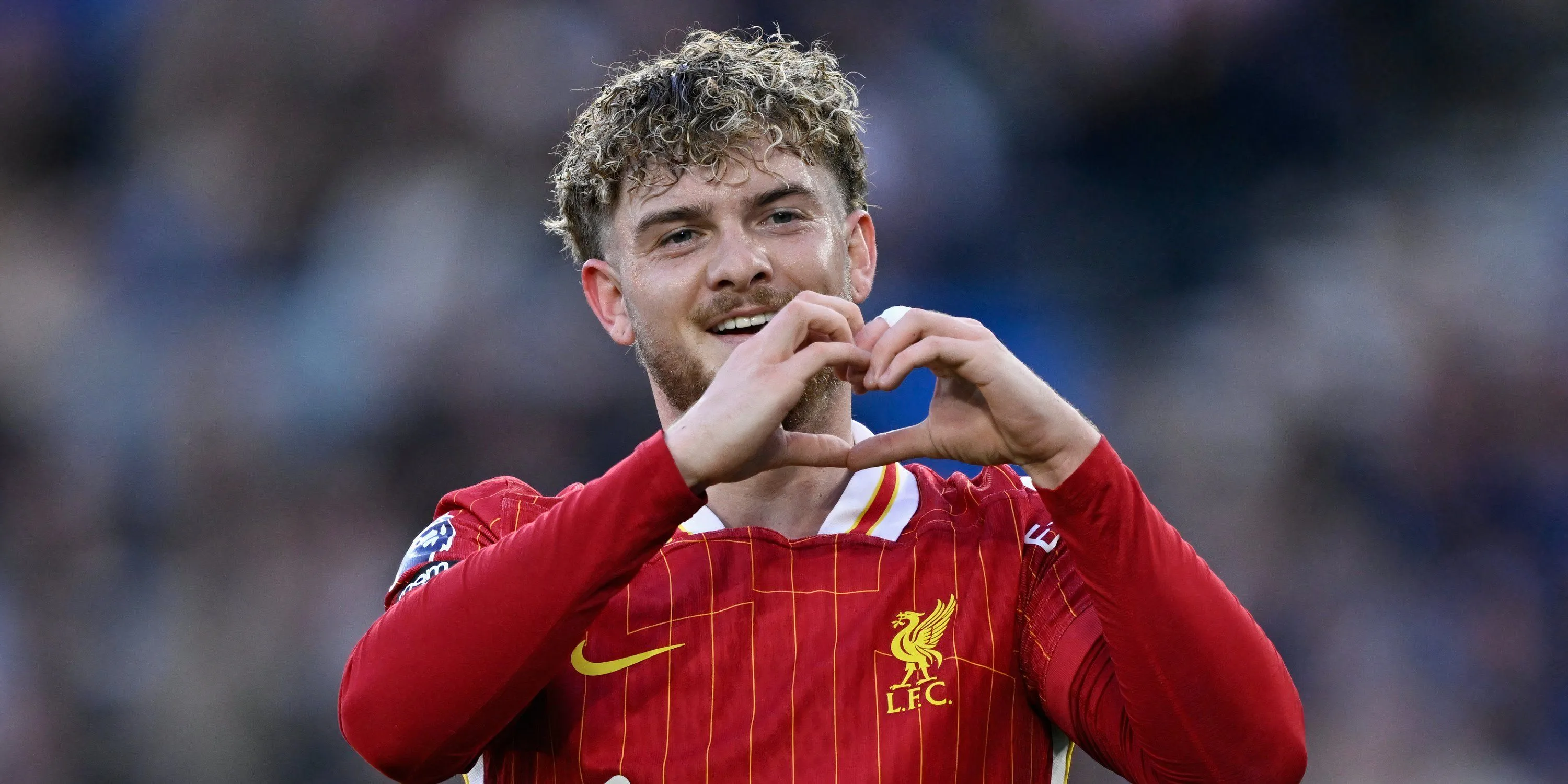 Tiền vệ Harvey Elliott thể hiện niềm vui sau pha lập công cho Liverpool.