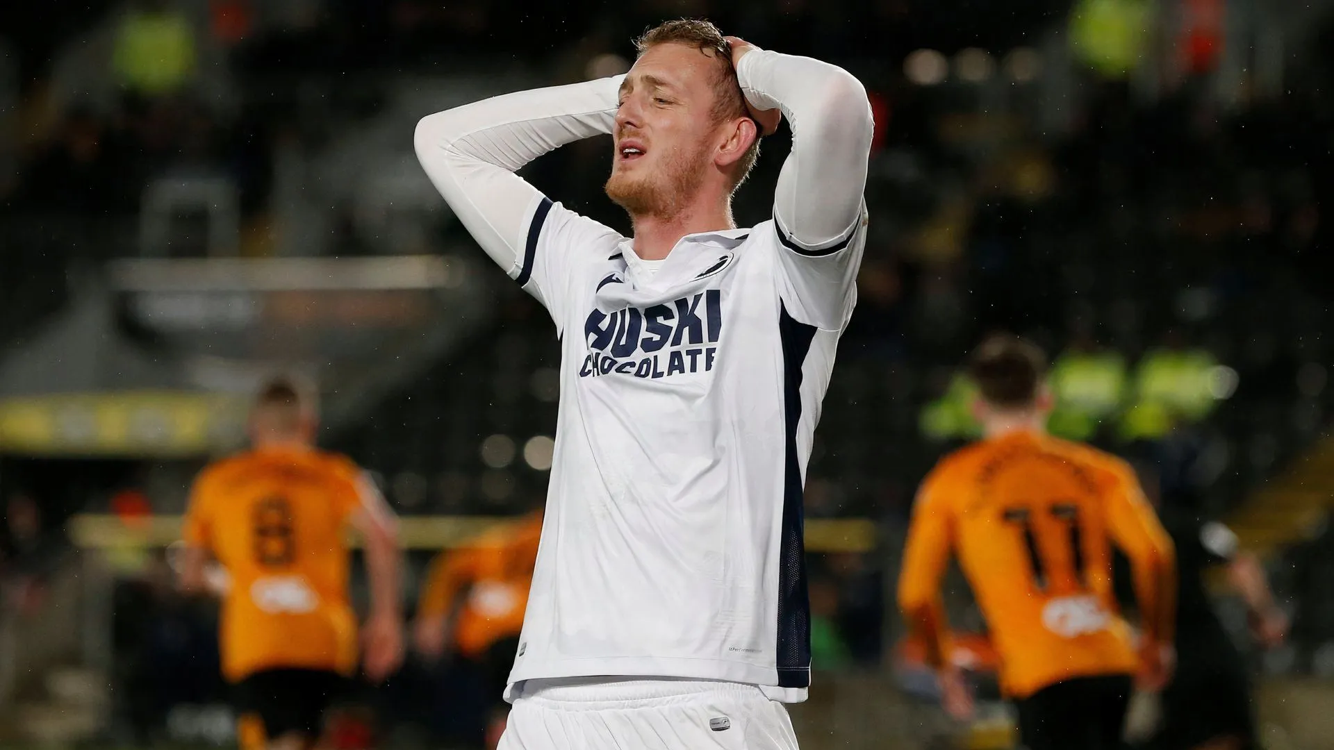 Tiền vệ Massimo Luongo trong trang phục tập luyện, tiềm năng giải quyết bài toán tuyến giữa của Millwall