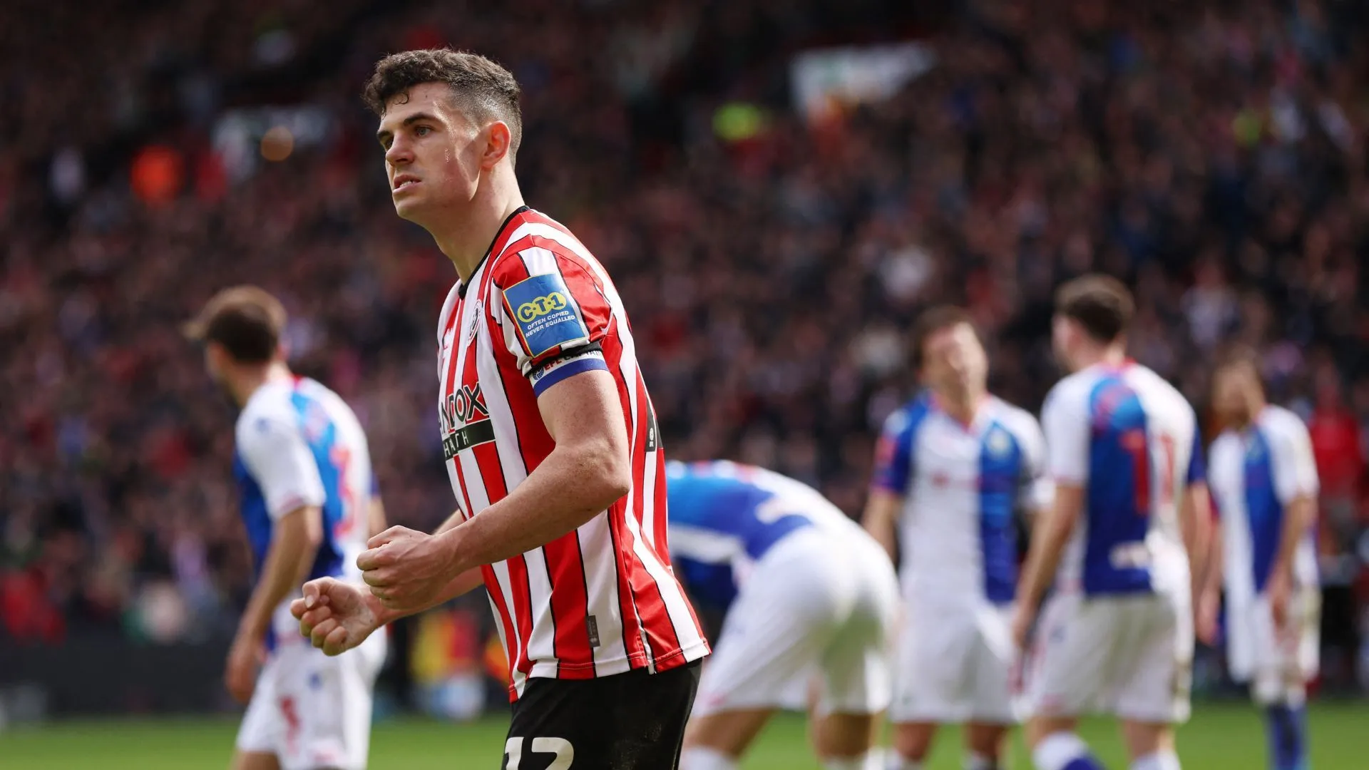 Trung vệ John Egan trong màu áo Sheffield United trước đây