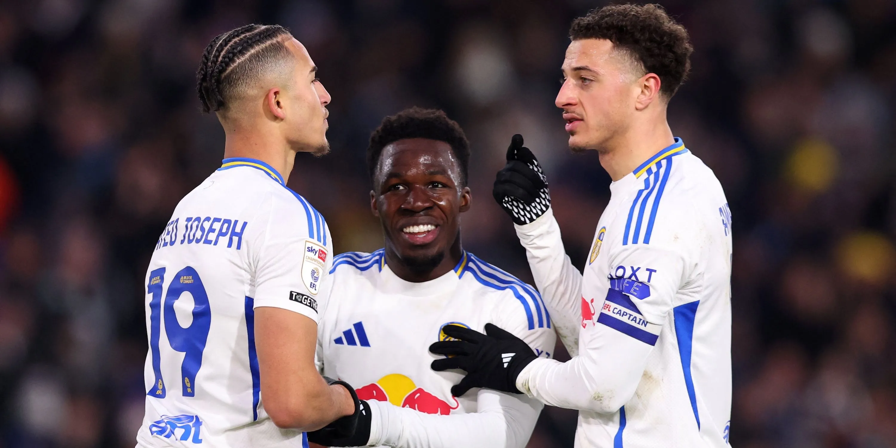 Các cầu thủ Leeds United, bao gồm Wilfried Gnonto (phải), ăn mừng bàn thắng