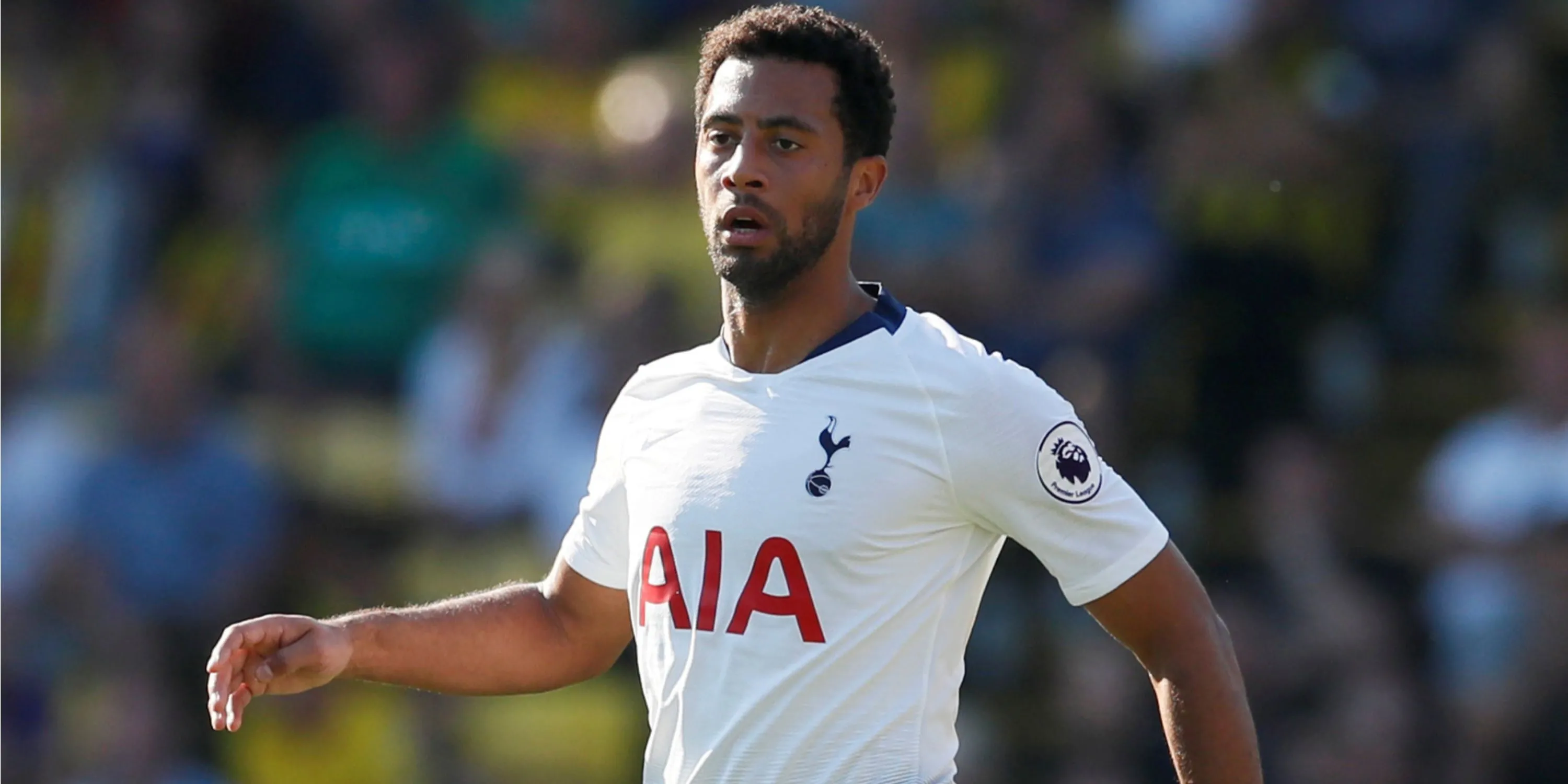 Cựu tiền vệ Tottenham Mousa Dembele trong một pha tranh chấp trên sân