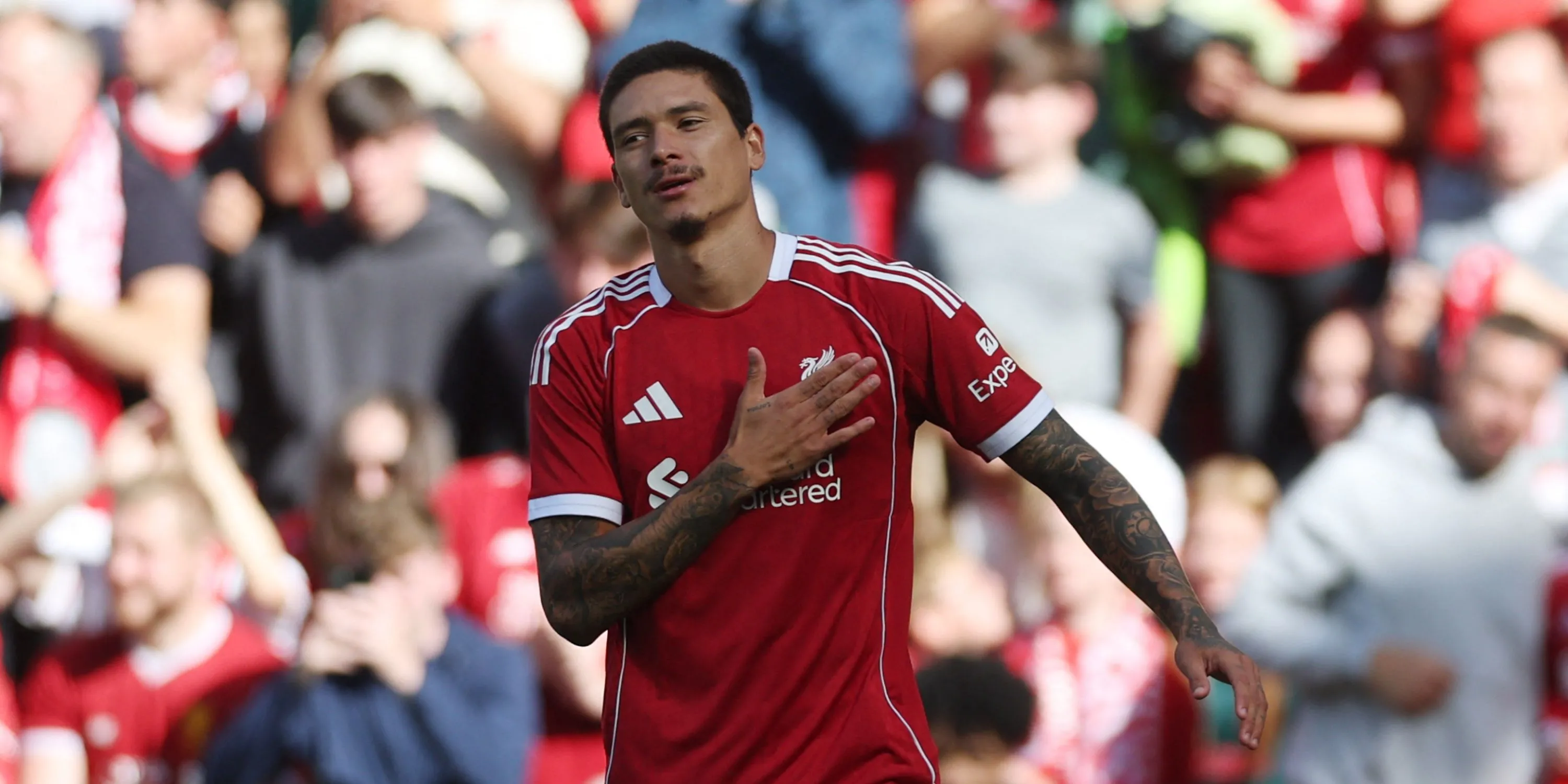 Darwin Núñez vẫy tay chào người hâm mộ Liverpool trước khi chuyển đến Al-Hilal