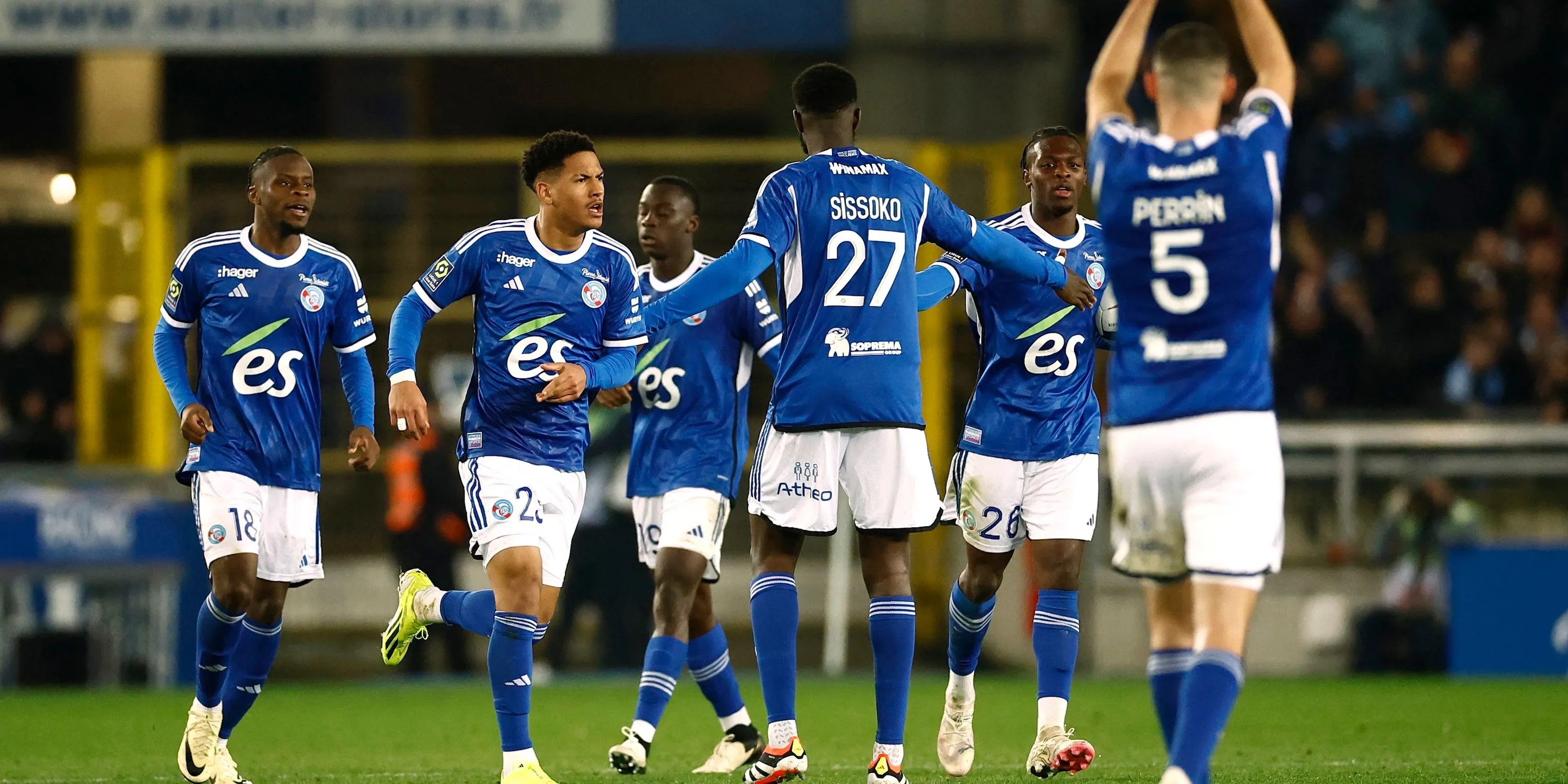 Dilane Bakwa ăn mừng bàn thắng cùng đồng đội tại RC Strasbourg