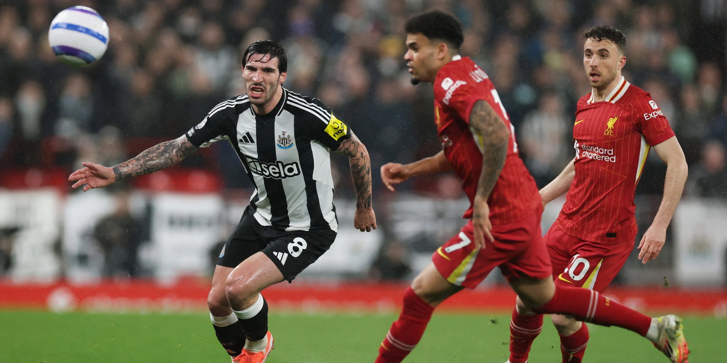 Sandro Tonali đối đầu với Luis Diaz và Diogo Jota trong trận đấu Ngoại hạng Anh