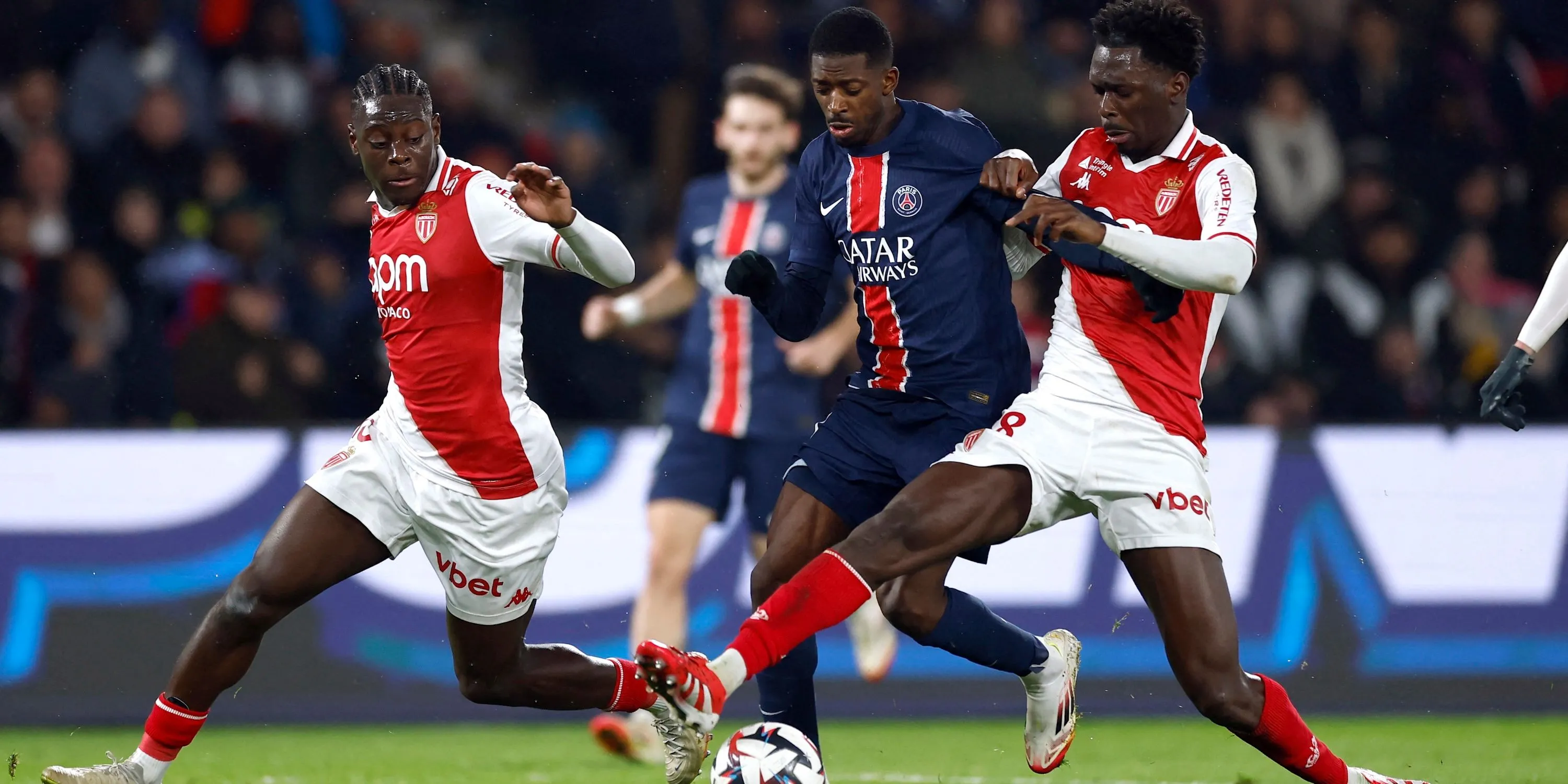 Soungoutou Magassa của AS Monaco tranh chấp bóng với Ousmane Dembele của PSG