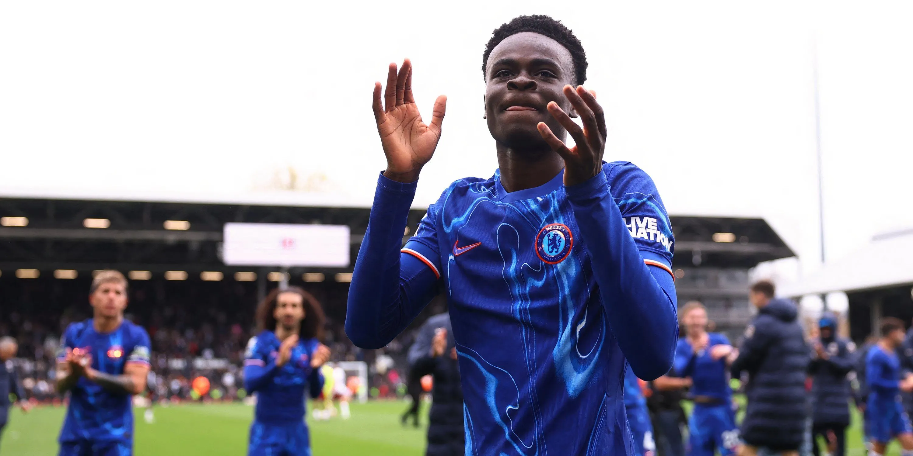 Tiền đạo trẻ Tyrique George của Chelsea trên sân cỏ, thể hiện kỹ năng rê dắt