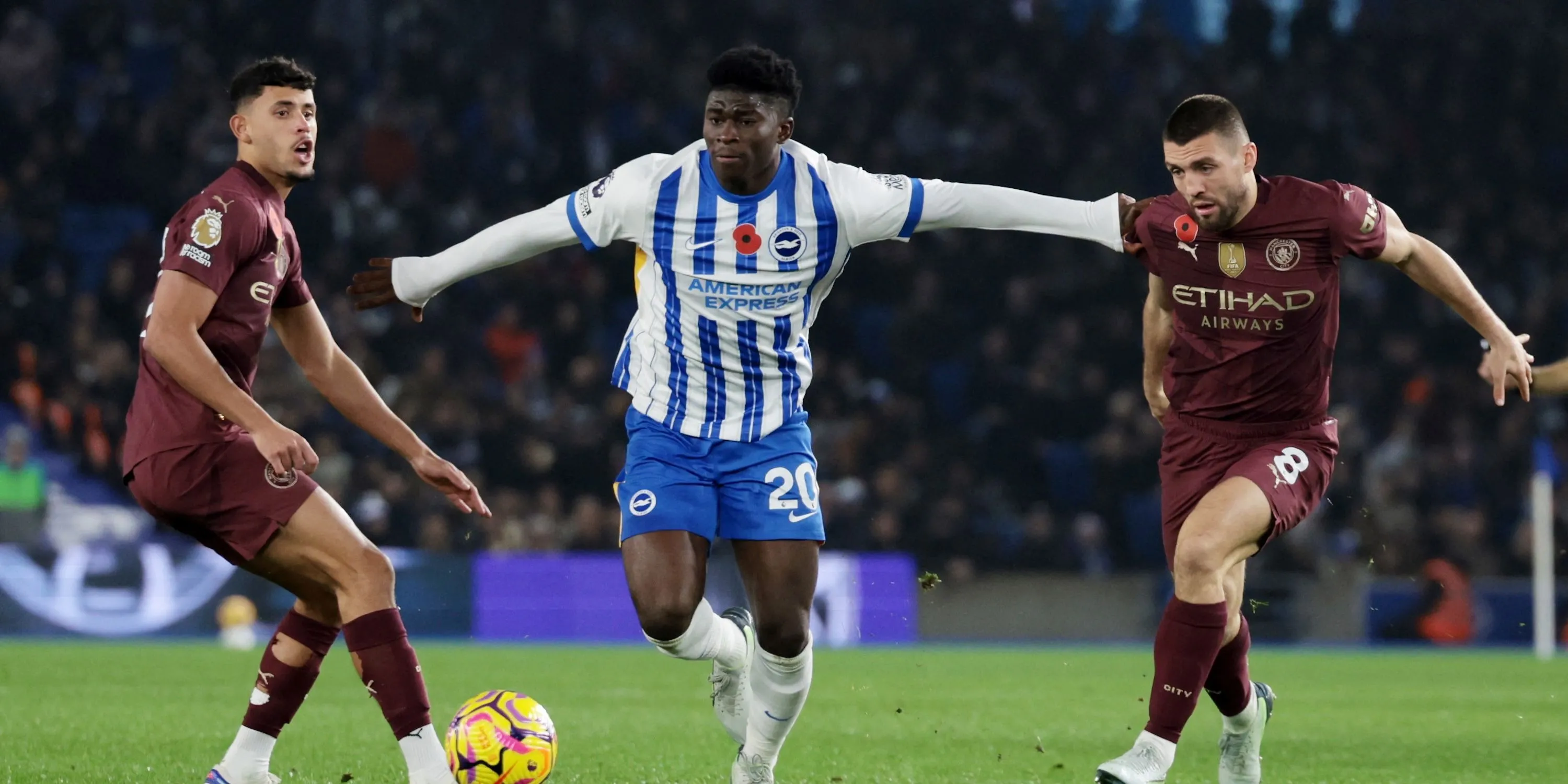 Tiền vệ Carlos Baleba của Brighton tranh chấp bóng với Mateo Kovacic của Manchester City