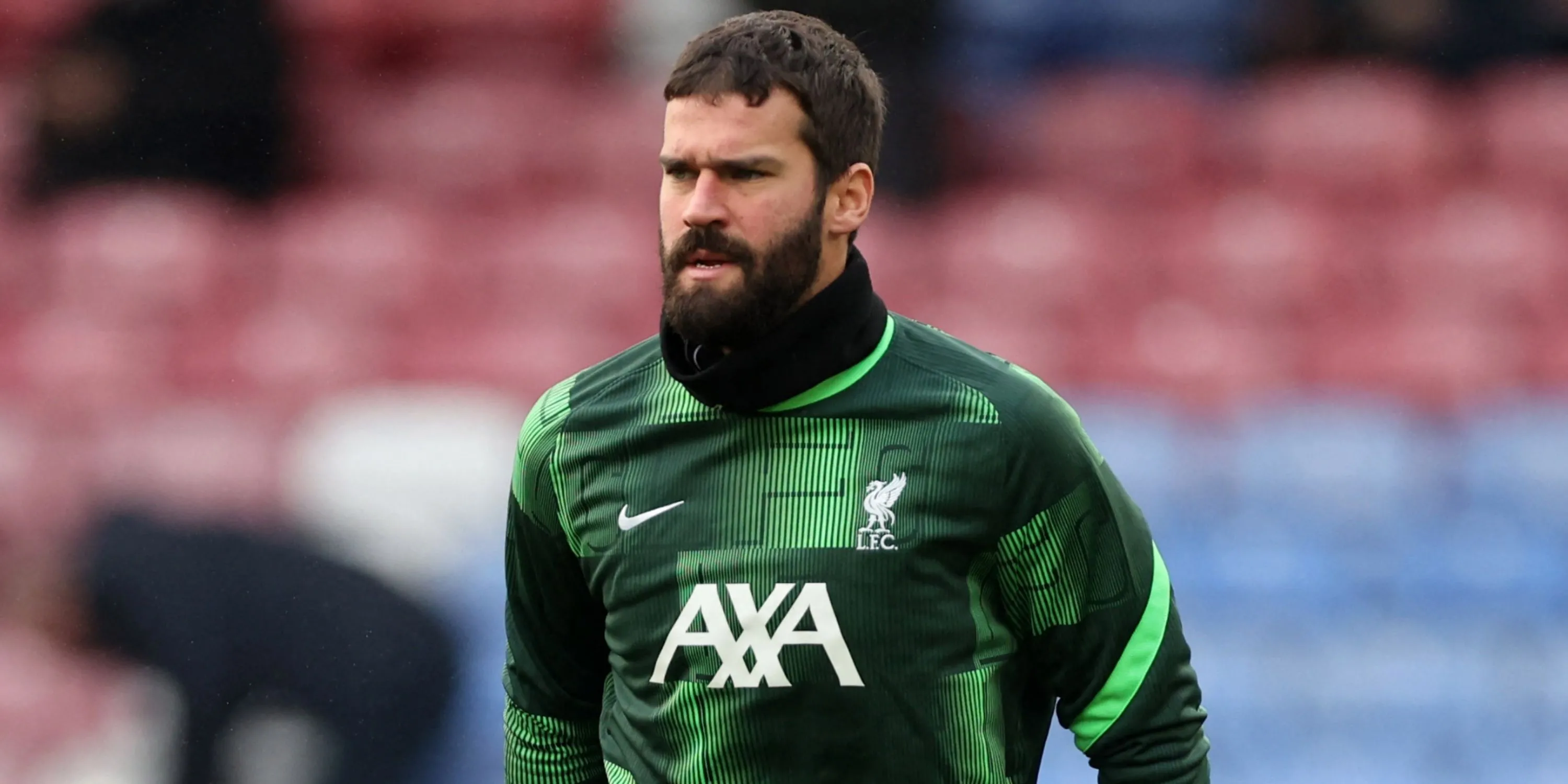 Alisson Becker, thủ môn hạng thế giới của Liverpool, thể hiện kỹ năng cản phá bóng cự phách