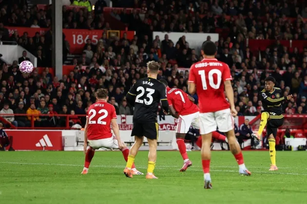 Amad Diallo phô diễn kỹ năng dribbling trong trang phục Manchester United