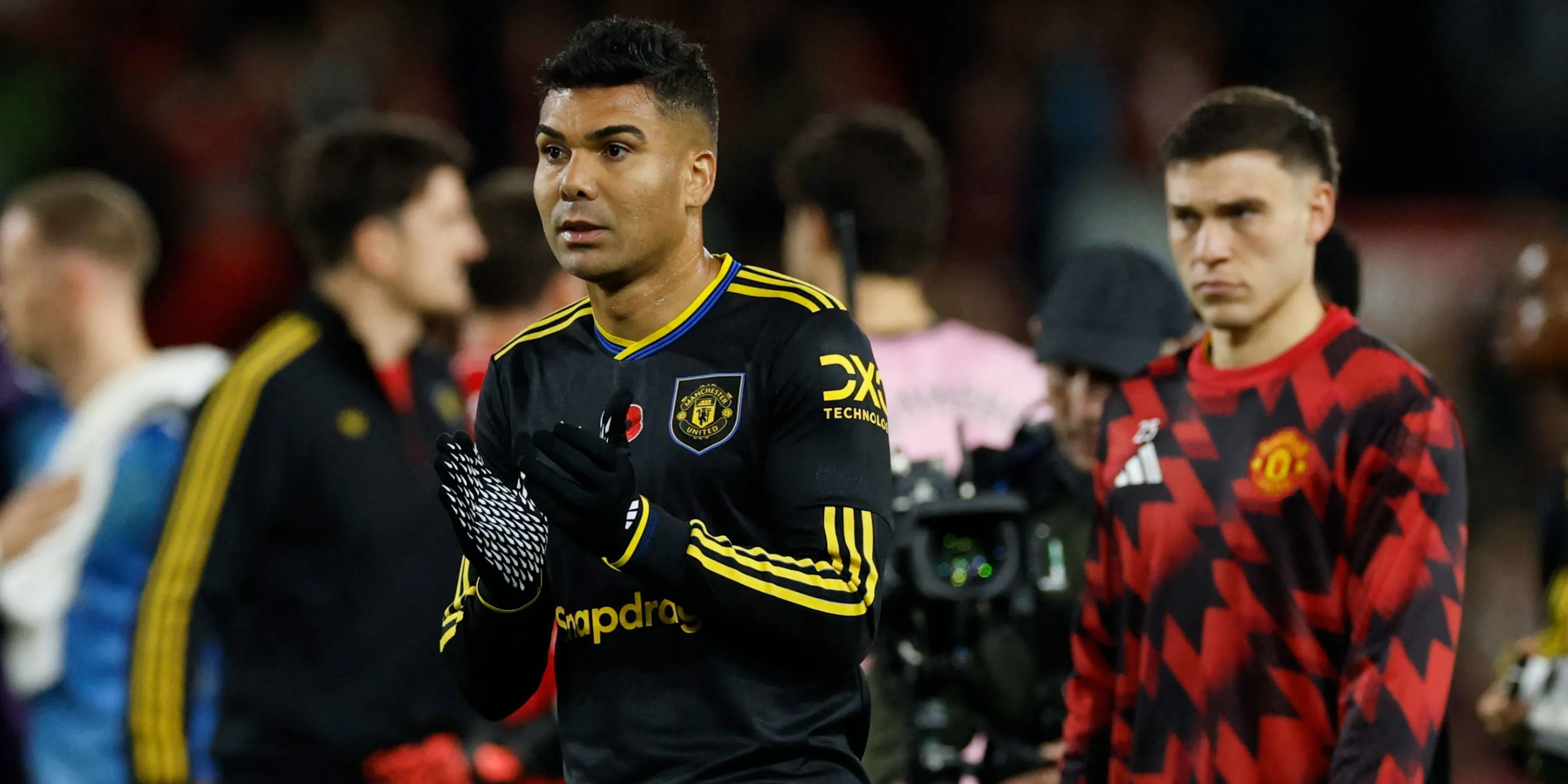 Casemiro vui mừng sau khi ghi bàn cho Manchester United trong mùa giải này