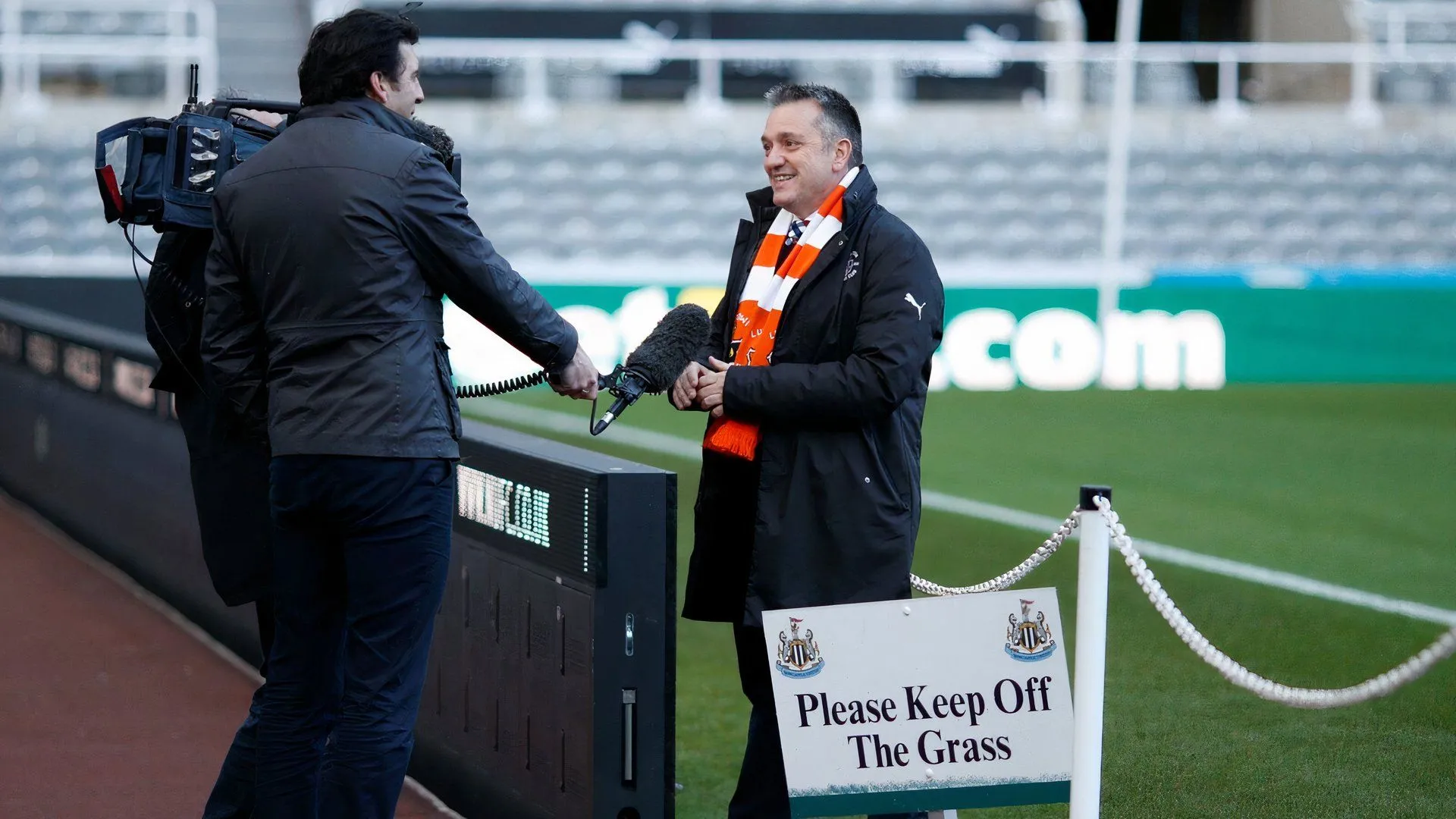 CEO Gary Sweet của Luton Town tại sự kiện công bố