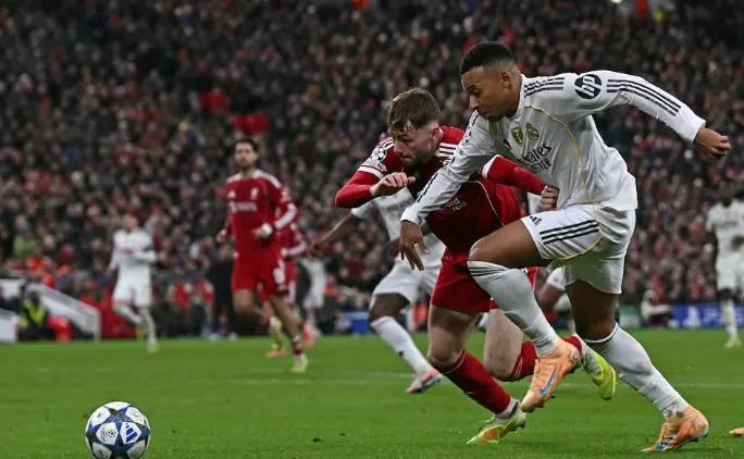 Conor Bradley phòng ngự chắc chắn, ngăn chặn các pha tấn công của Mbappe trong trận đấu Champions League