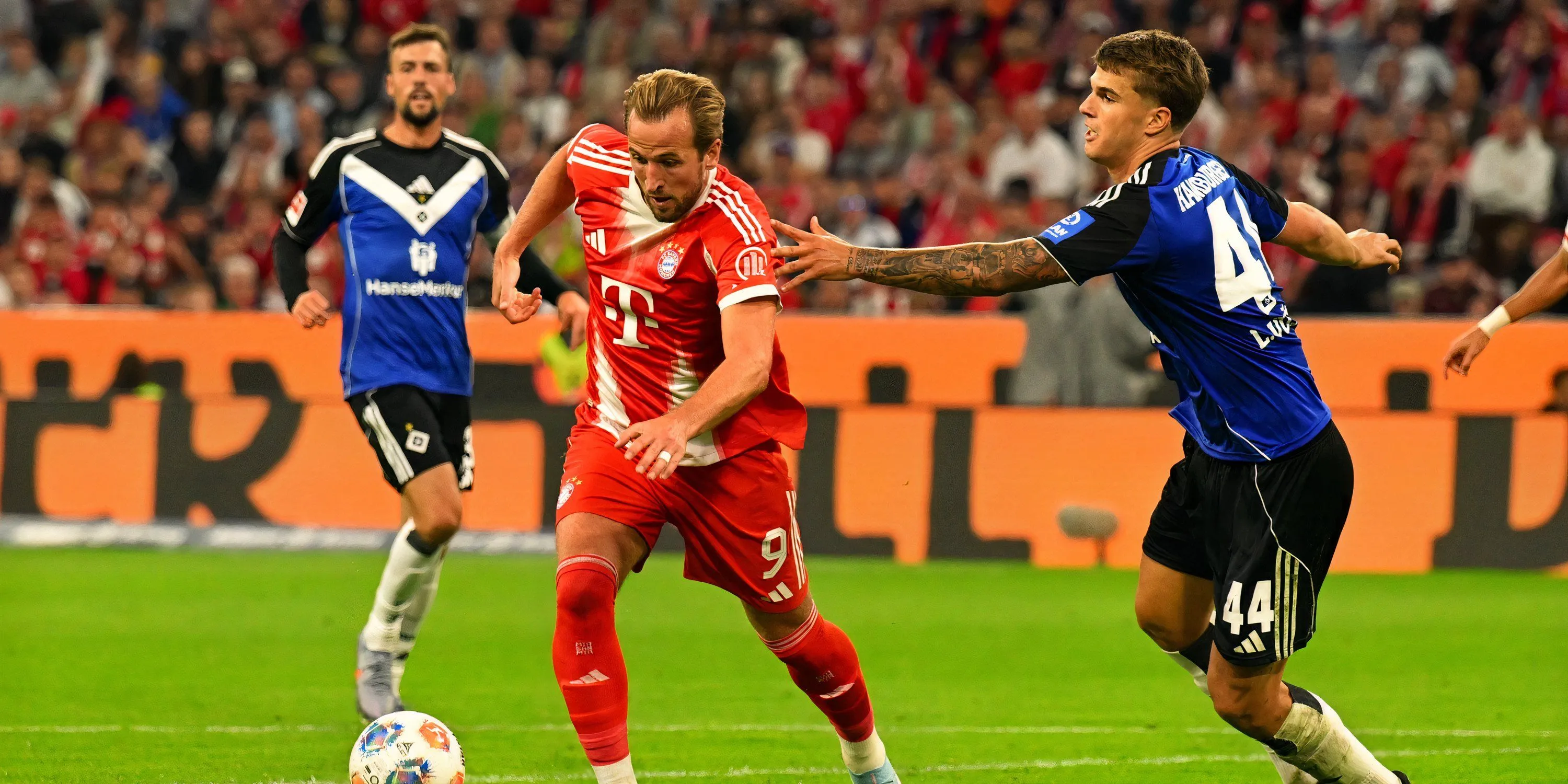 Harry Kane tranh chấp bóng với Luka Vuskovic tại sân Volksparkstadion