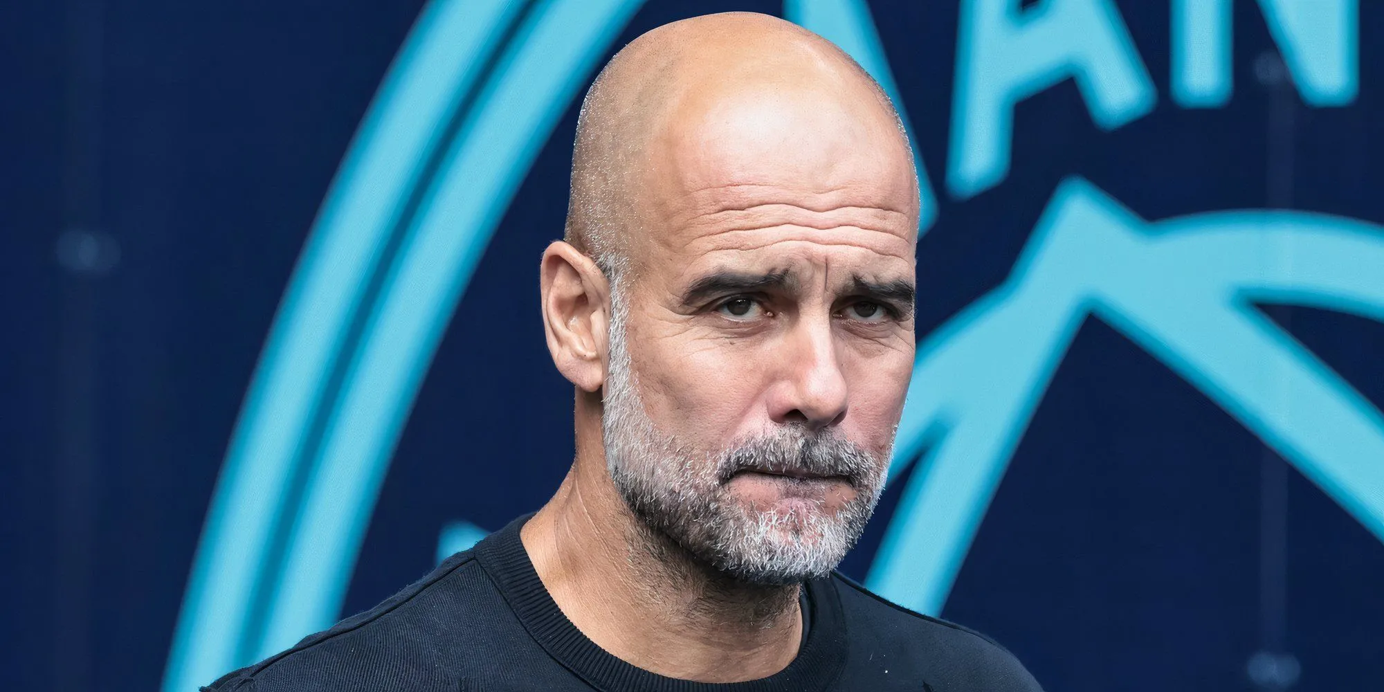 Huấn luyện viên Pep Guardiola chỉ đạo Manchester City tại sân Etihad