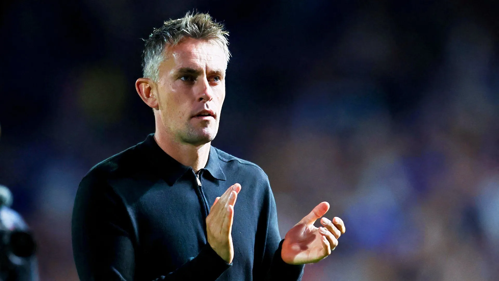 Kieran McKenna, huấn luyện viên Ipswich Town, xem xét chiến thuật trên đường biên