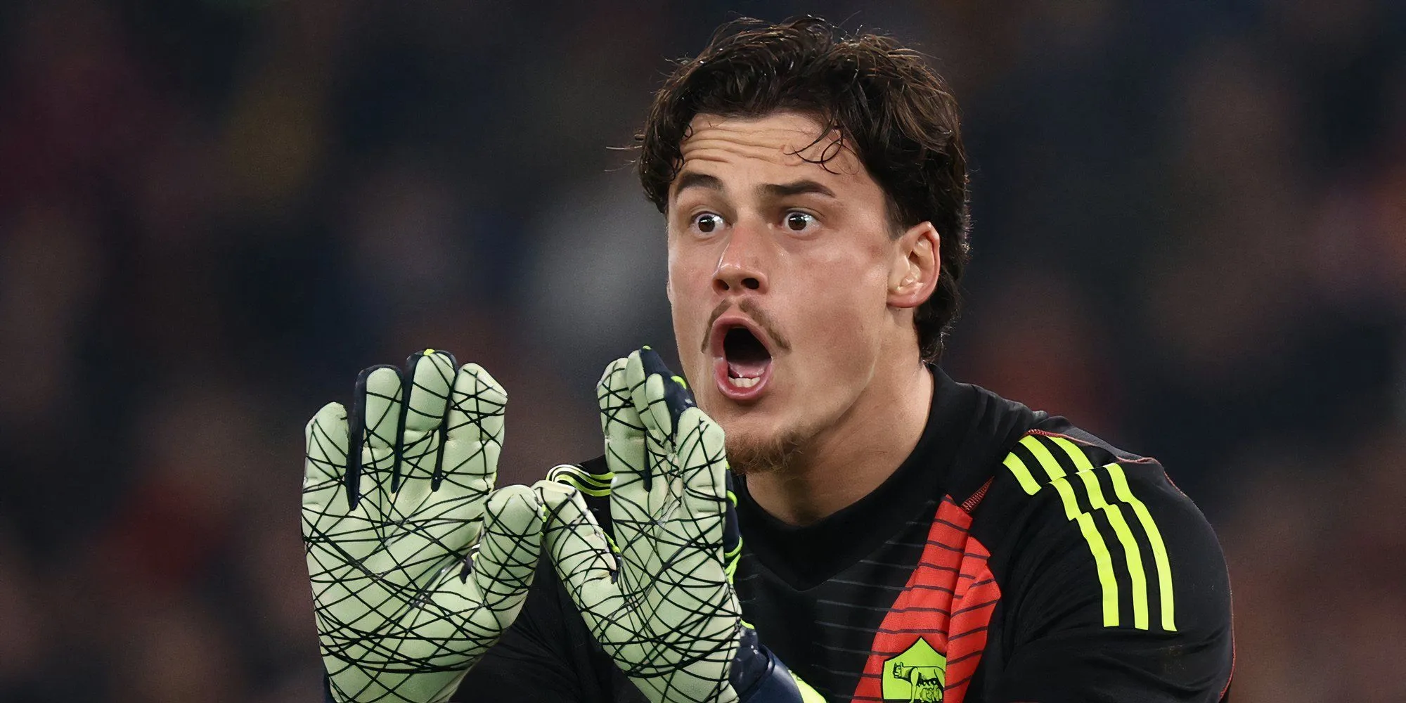 Mile Svilar thực hiện cứu thua liên tiếp trong trận đấu tại Serie A