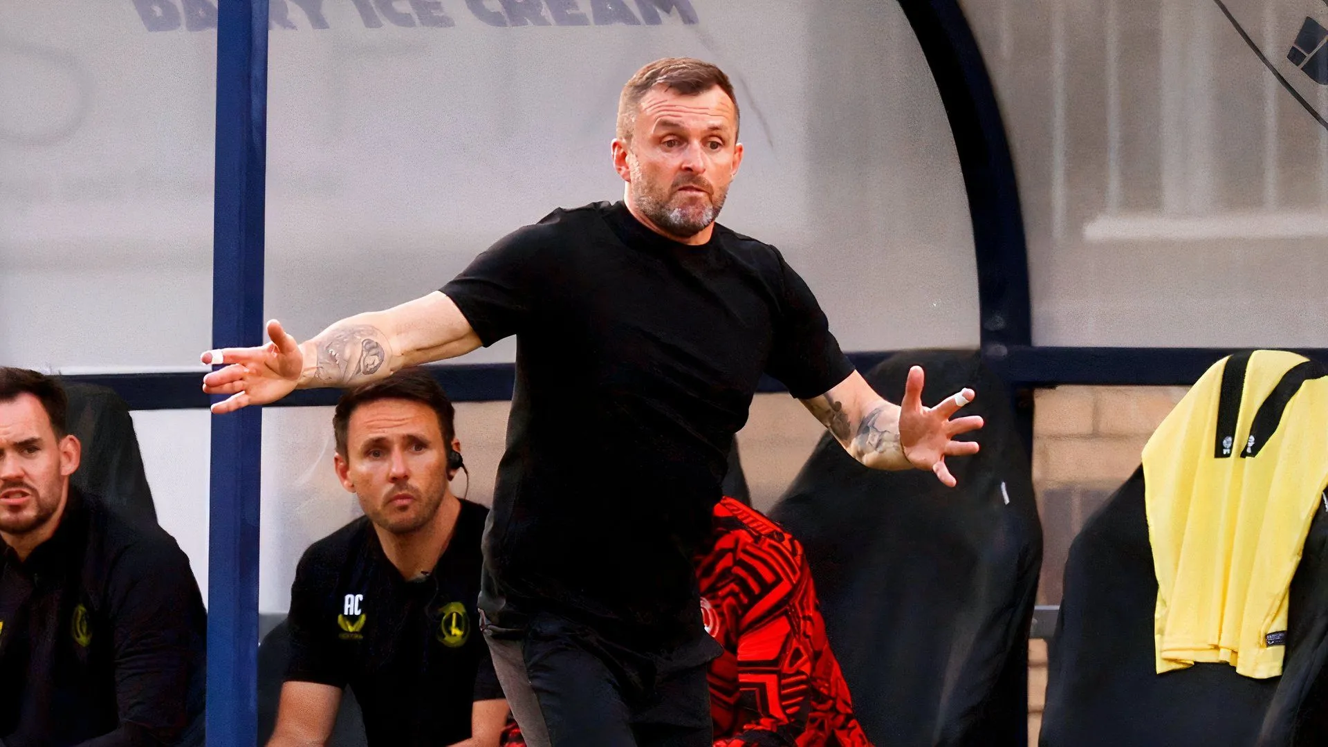 Nathan Jones ăn mừng chiến thắng sôi nổi cùng với CĐV Charlton Athletic