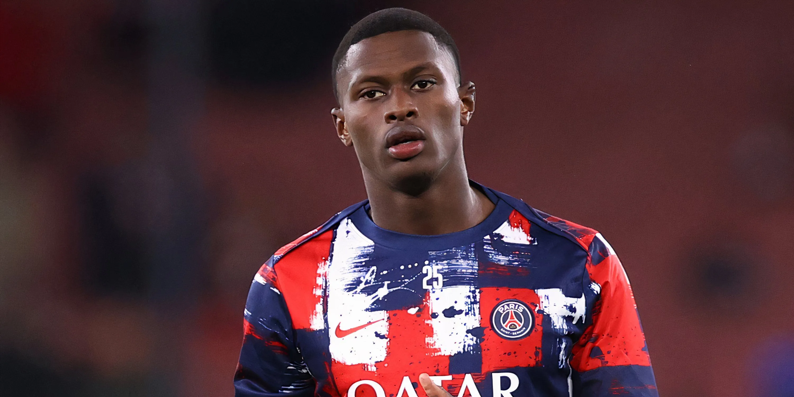 Nuno Mendes trong buổi làm nóng trước trận đấu tại Paris Saint-Germain, hiển thị kỹ năng tổng thể