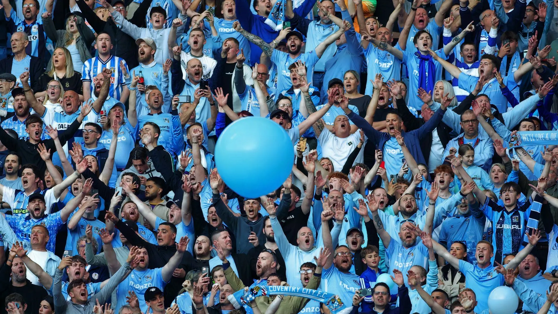 Phòng họp Sky Sports với các đài phát sóng bóng đá Anh