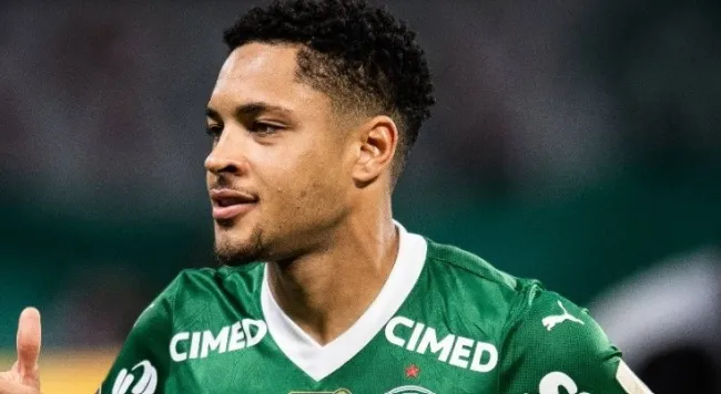 Rafael Leao chạm bóng trong trận đấu của AC Milan.